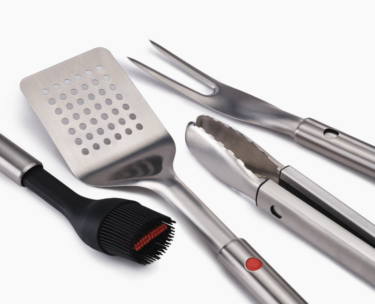 4er Set GrillOut BBQ-Utensilien Set mit Etui Edelstahl in Silber präsentiert im Onlineshop von KAQTU Design AG. Grillbesteck ist von Joseph Joseph