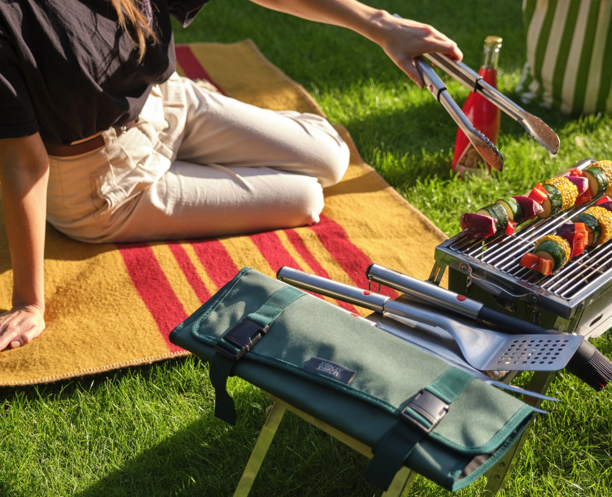 4er Set GrillOut BBQ-Utensilien Set mit Etui Edelstahl in Silber präsentiert im Onlineshop von KAQTU Design AG. Grillbesteck ist von Joseph Joseph
