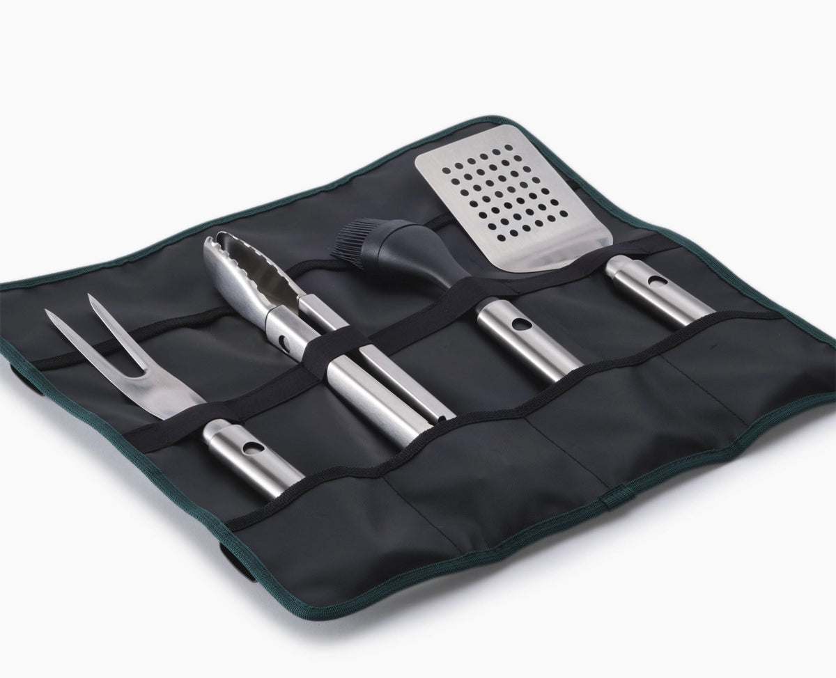 4er Set GrillOut BBQ-Utensilien Set mit Etui Edelstahl in Silber präsentiert im Onlineshop von KAQTU Design AG. Grillbesteck ist von Joseph Joseph