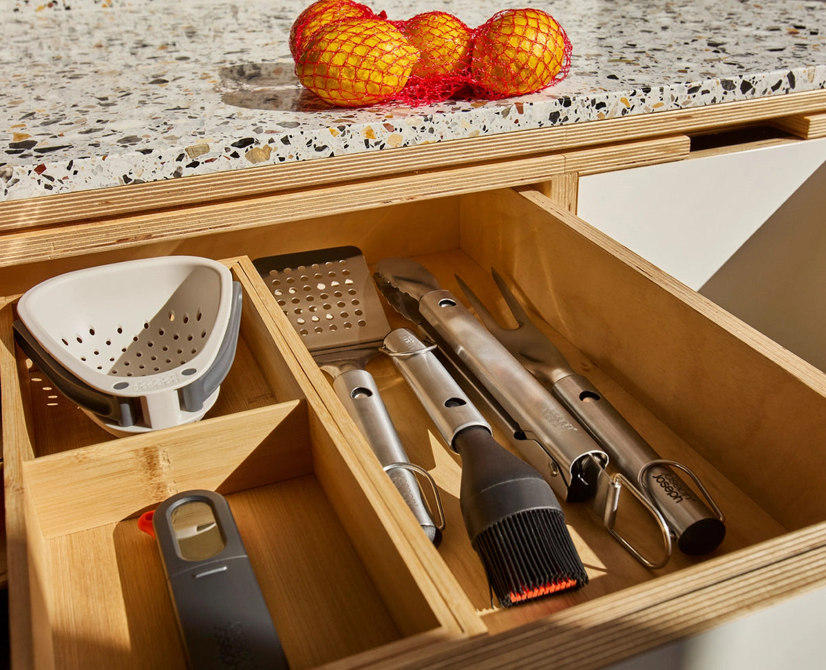 4er Set GrillOut BBQ-Utensilien Set mit Etui Edelstahl in Silber präsentiert im Onlineshop von KAQTU Design AG. Grillbesteck ist von Joseph Joseph