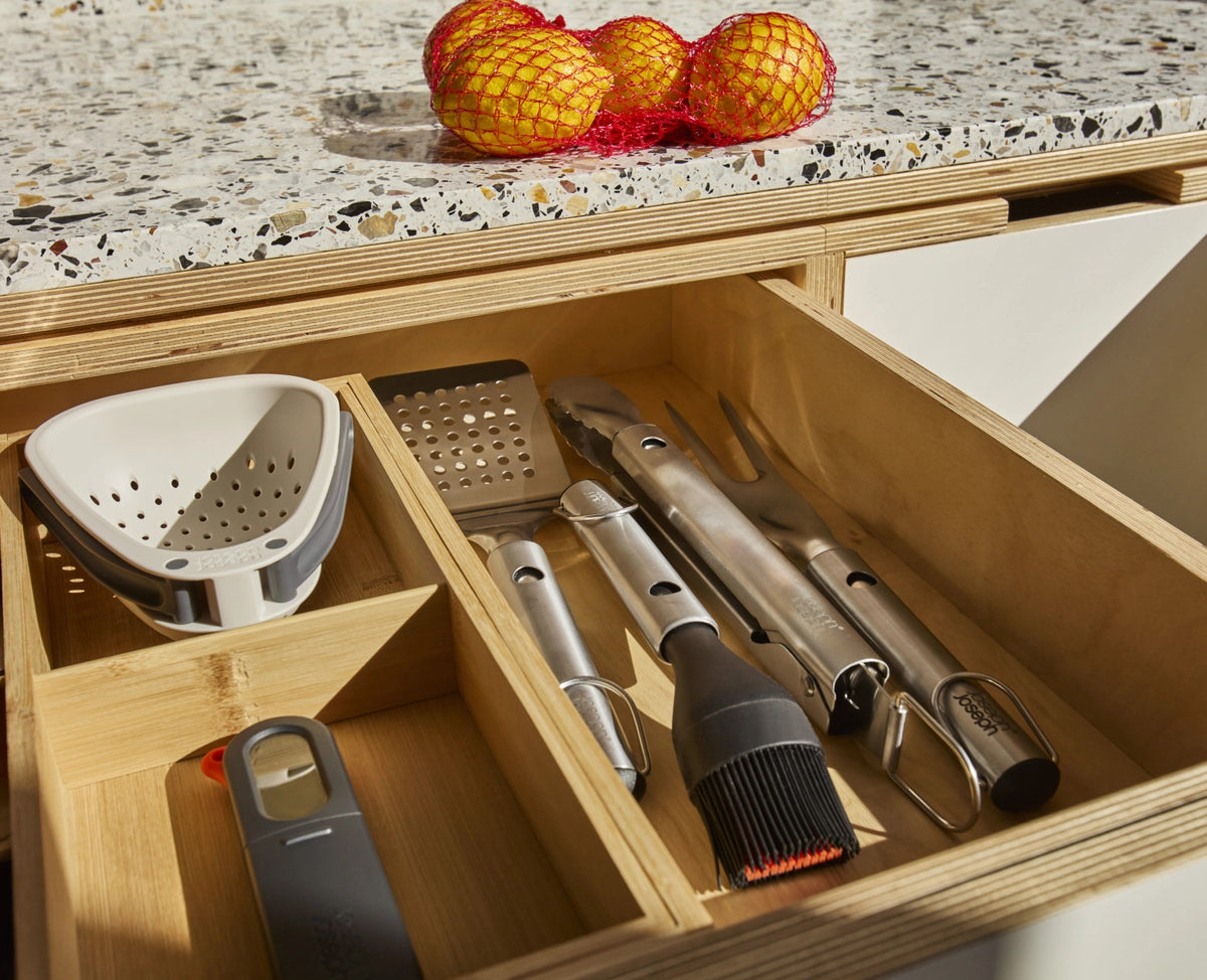 2er Set GrillOut BBQ Wender und Zange Edelstahl in Silber präsentiert im Onlineshop von KAQTU Design AG. Grillbesteck ist von Joseph Joseph