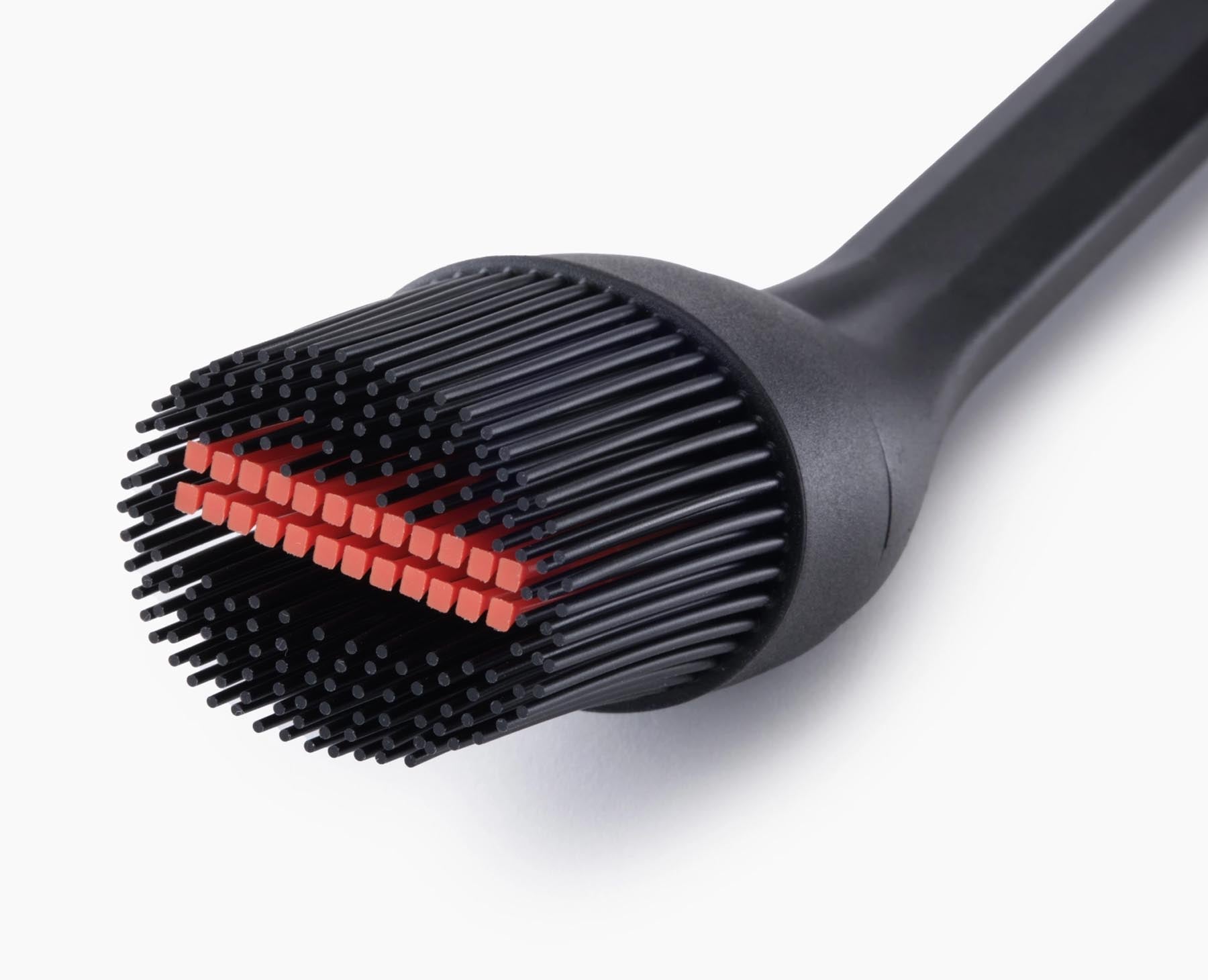 Silikon BBQ Pinsel mit einziehbarem Kopf, verstellbar von 34.9 bis 27.5 cm, ideal für präzises Grillen, von Joseph Joseph.