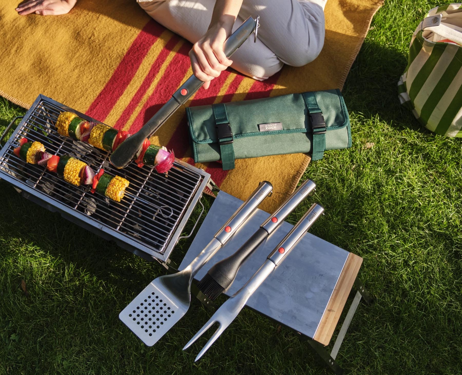 Vielseitiger Grillpinsel von Joseph Joseph mit ausziehbarem Silikonkopf, ideal für gleichmäßiges Bestreichen von Grillgut und Marinaden.