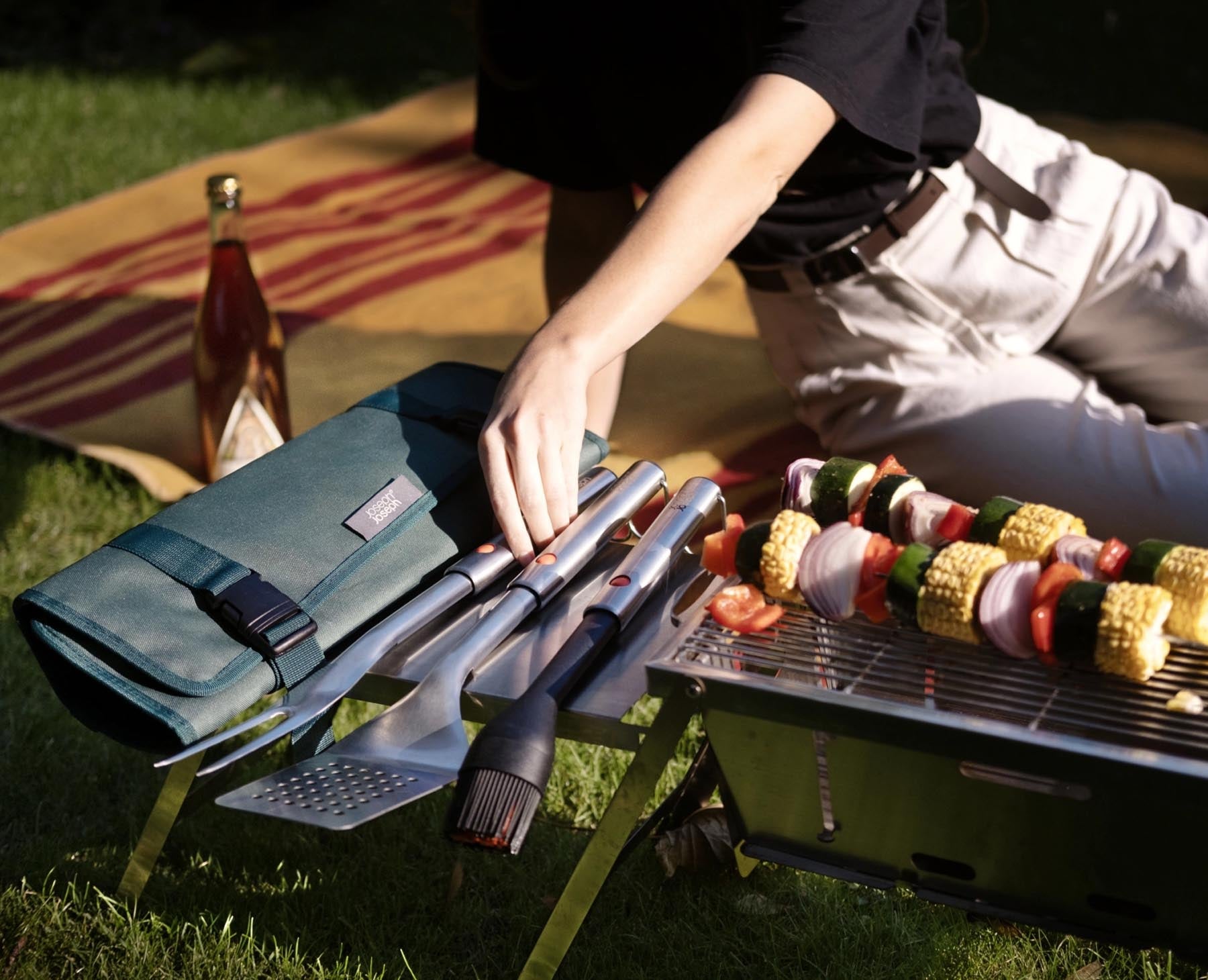 Praktischer Grillpinsel von Joseph Joseph mit flexiblem, einziehbarem Silikonkopf, perfekt für präzises Auftragen von Saucen und Marinaden.