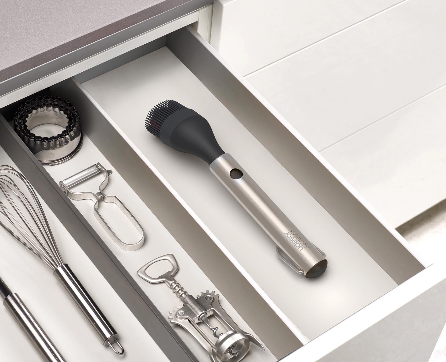 Vielseitiger Grillpinsel von Joseph Joseph mit einem einziehbaren Silikonkopf, perfekt für das gleichmäßige Bestreichen von Grillgut.