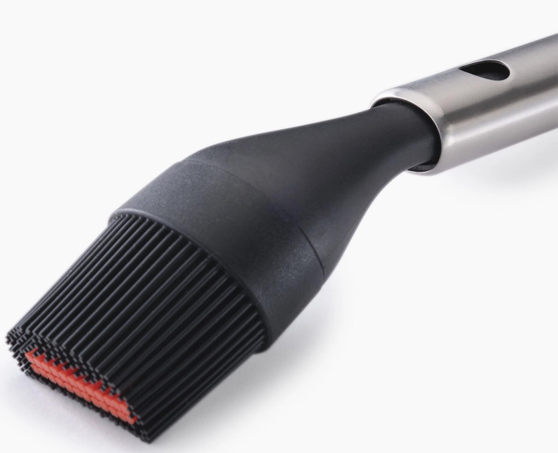 Praktischer Grillpinsel von Joseph Joseph mit flexiblem, einziehbarem Silikonkopf, ideal für präzises Auftragen von Marinaden und Saucen.