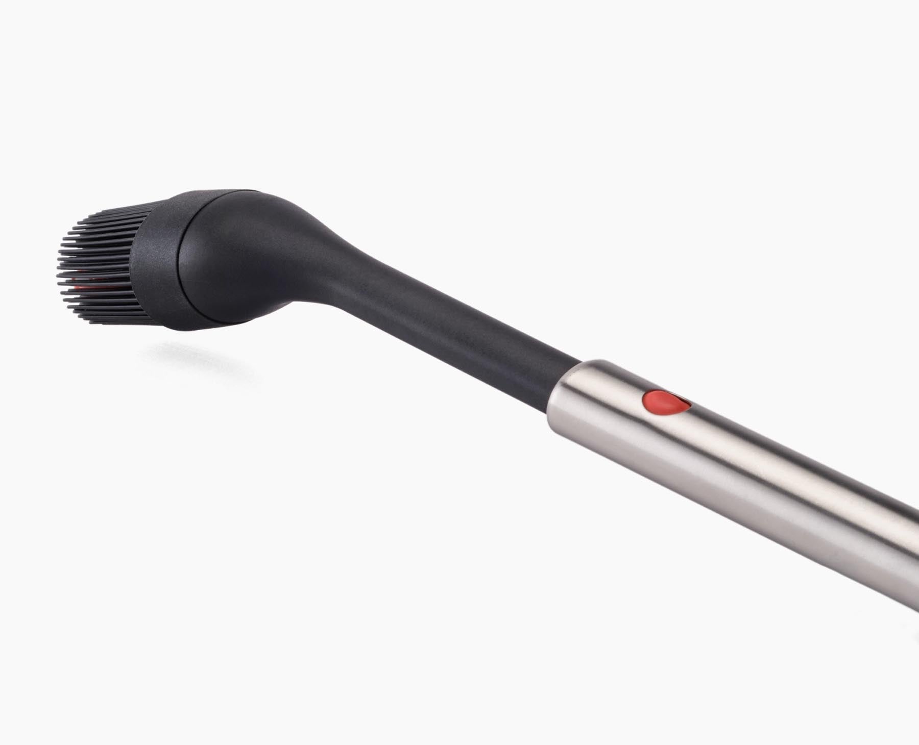 Vielseitiger Grillpinsel von Joseph Joseph mit einem einziehbaren Silikonkopf, perfekt für das gleichmäßige Bestreichen von Grillgut.