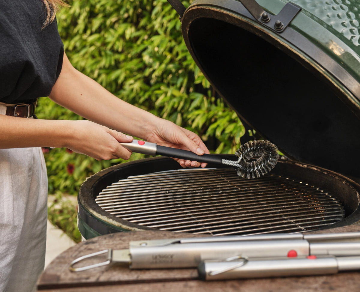 GrillOut BBQ Reinigungsbürste einziehbarer Kopf 39.9-32cm in Silber präsentiert im Onlineshop von KAQTU Design AG. Grillbürsten ist von Joseph Joseph