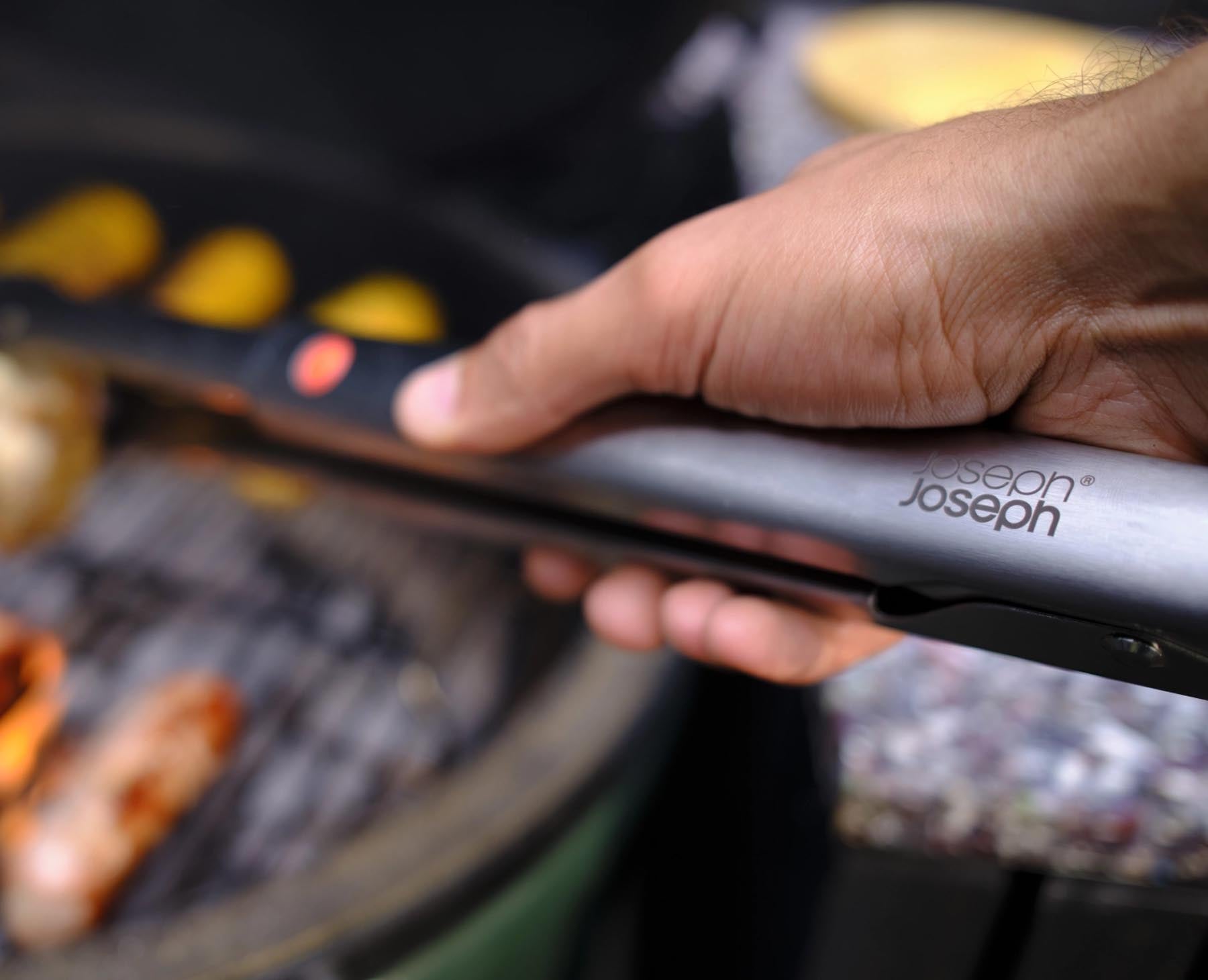 Elegante Grillzange aus Edelstahl mit einziehbarem Kopf, verstellbar von 42.5 cm auf 34 cm, ideal für BBQ-Fans und Grillliebhaber.