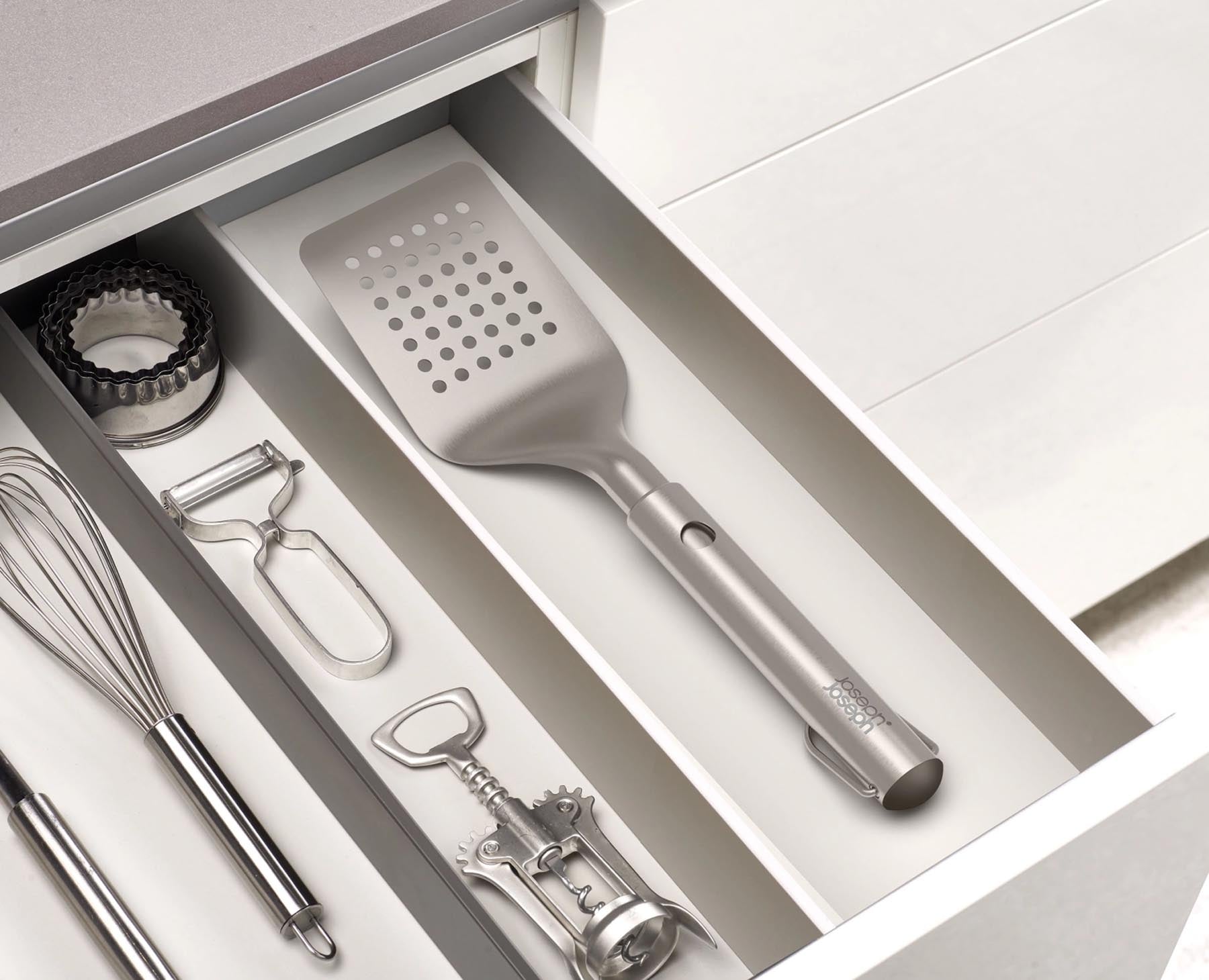 Praktischer Grillwender aus Edelstahl mit einziehbarem Kopf, ideal für präzises Wenden von Grillgut und platzsparende Aufbewahrung.