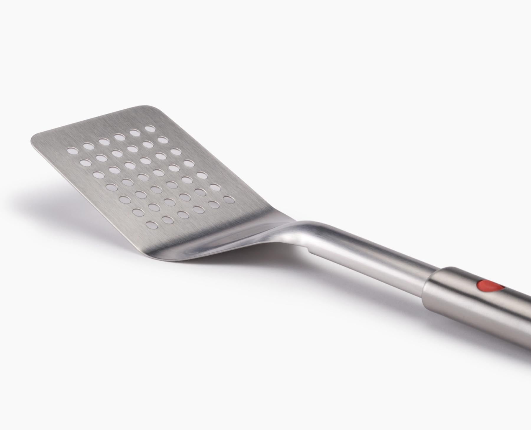 Praktischer Grillwender aus Edelstahl mit einziehbarem Kopf, ideal für das Wenden von Grillgut und platzsparende Aufbewahrung.