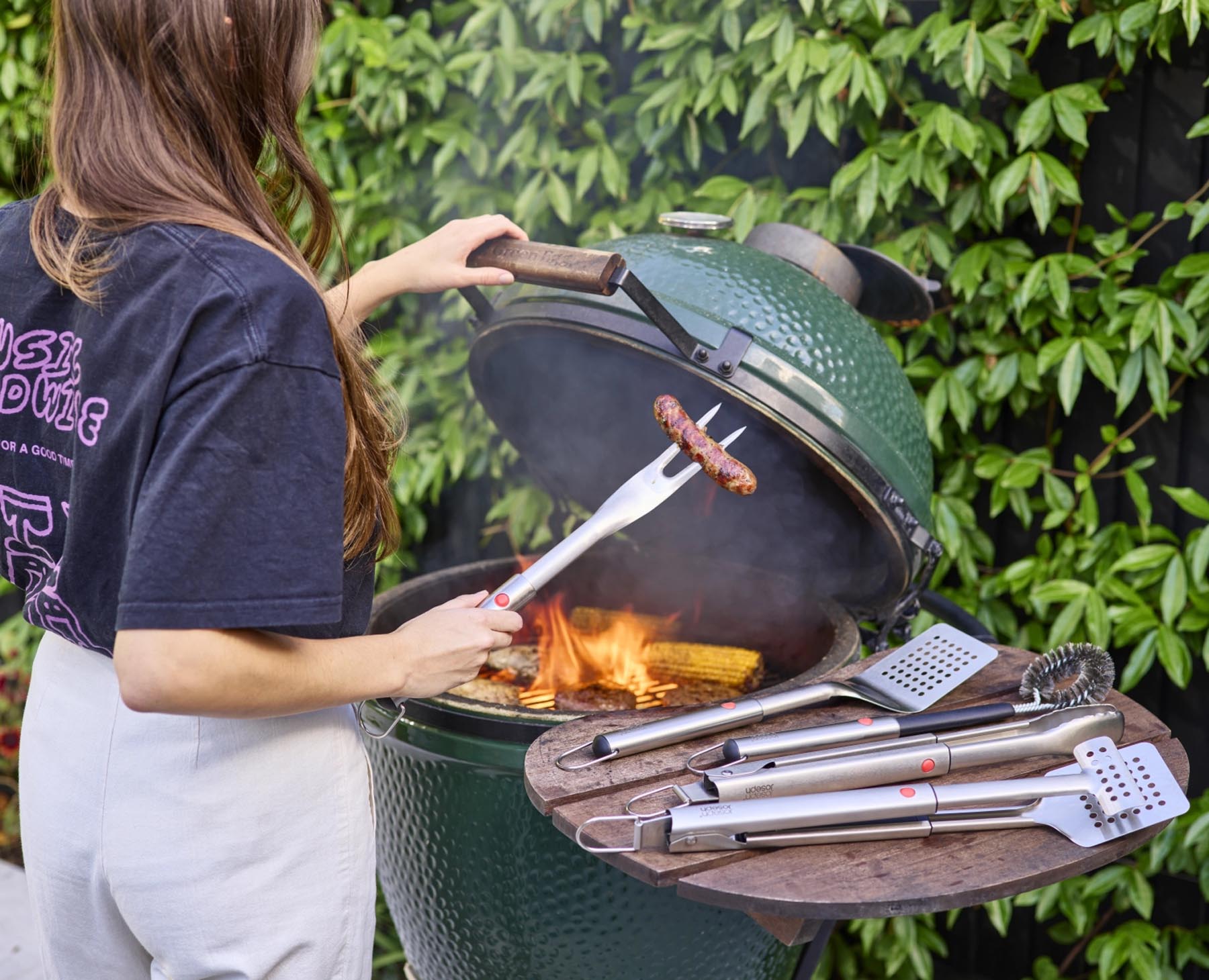 Praktischer GrillWender mit einziehbarem Kopf und Zange, ideal für BBQs. Hochwertiges Grillbesteck von Joseph Joseph in modernem Design.