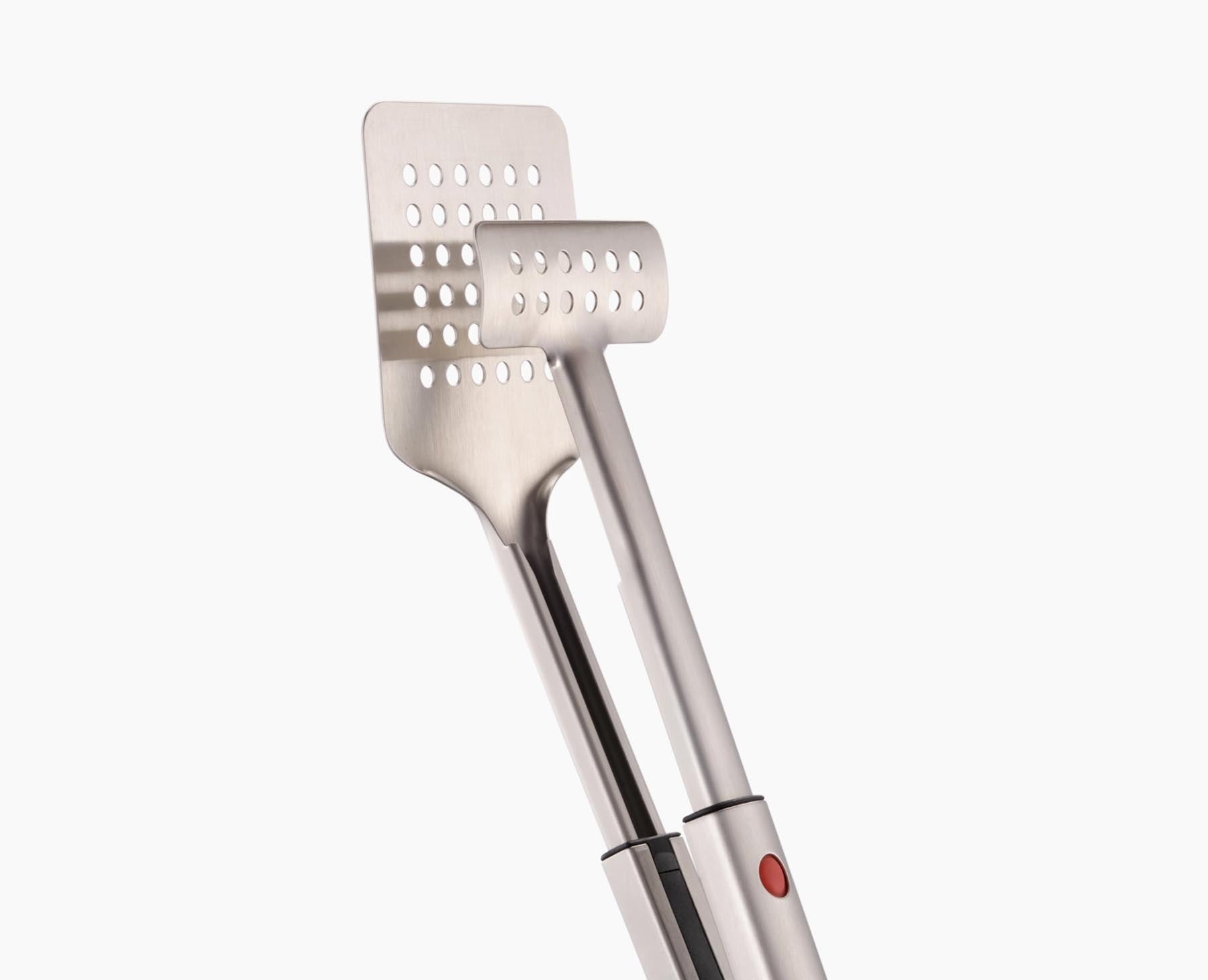 Praktischer GrillWender von Joseph Joseph mit ausziehbarem Kopf und Zange, ideal für das Wenden von Grillgut und das Zubereiten von BBQ-Leckereien.