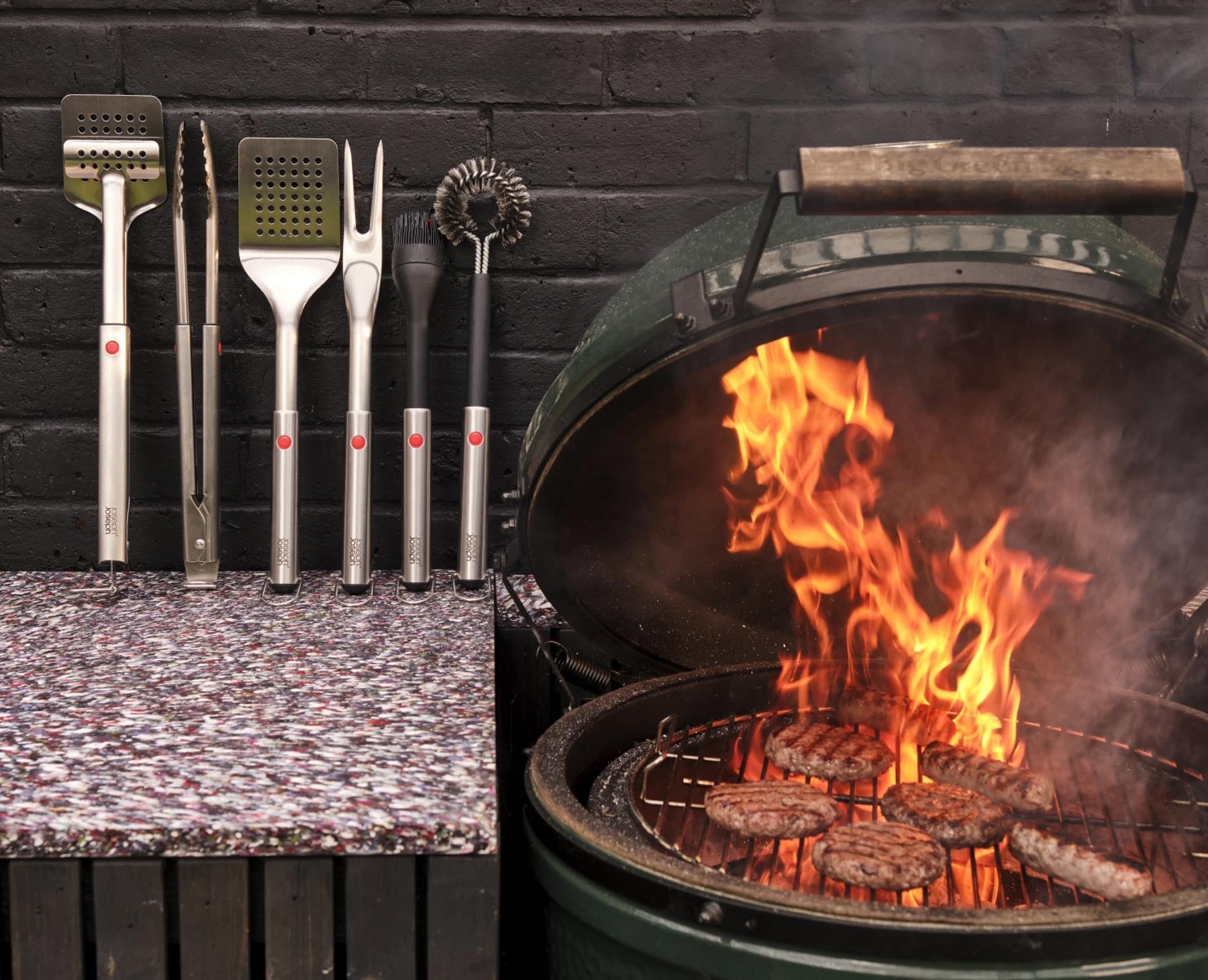 Praktischer GrillWender von Joseph Joseph mit ausziehbarem Kopf und Zange, ideal für das Wenden von Grillgut und BBQ-Genuss.