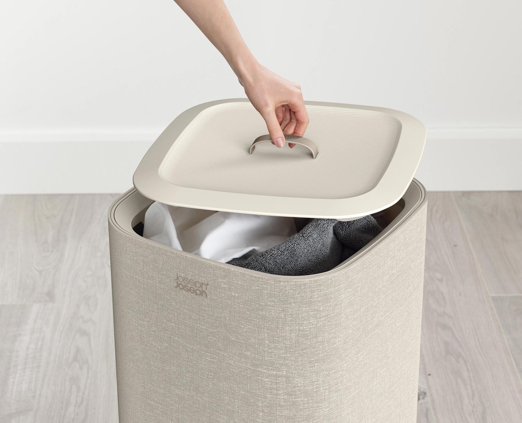 Stylischer Wäschekorb Tota One in Ecru mit 60 l Fassungsvermögen, perfekt für eine ordentliche Wäscheorganisation. Hochwertige Verarbeitung von Joseph Joseph.