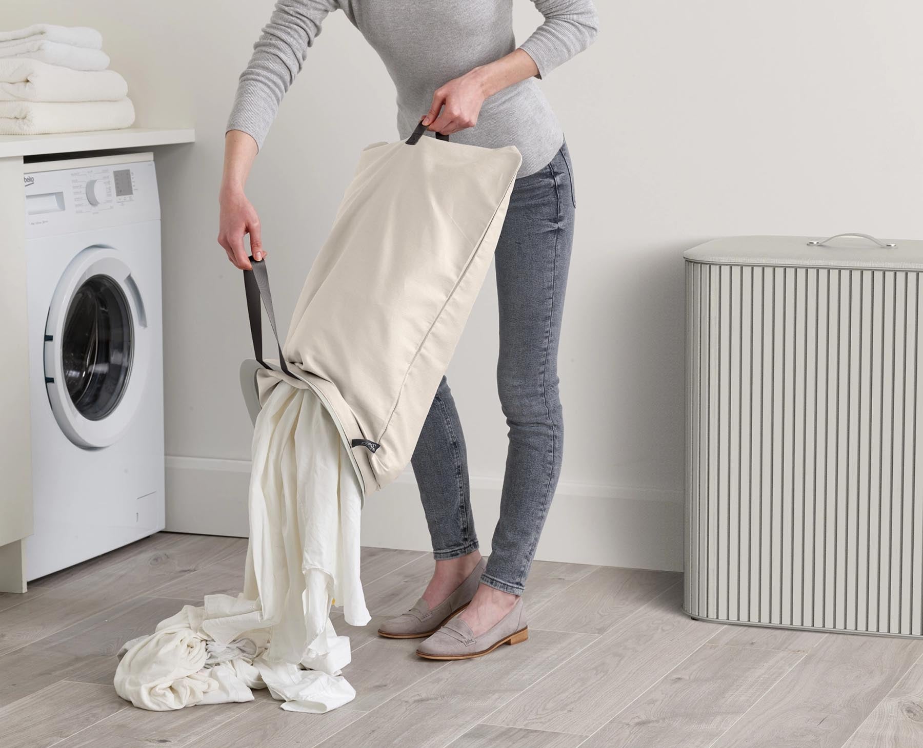 Moderner Wäschekorb Tota Twin Luxe in Ecru, 90 l, perfekt für die praktische und stilvolle Aufbewahrung von Wäsche und mehr von Joseph Joseph.