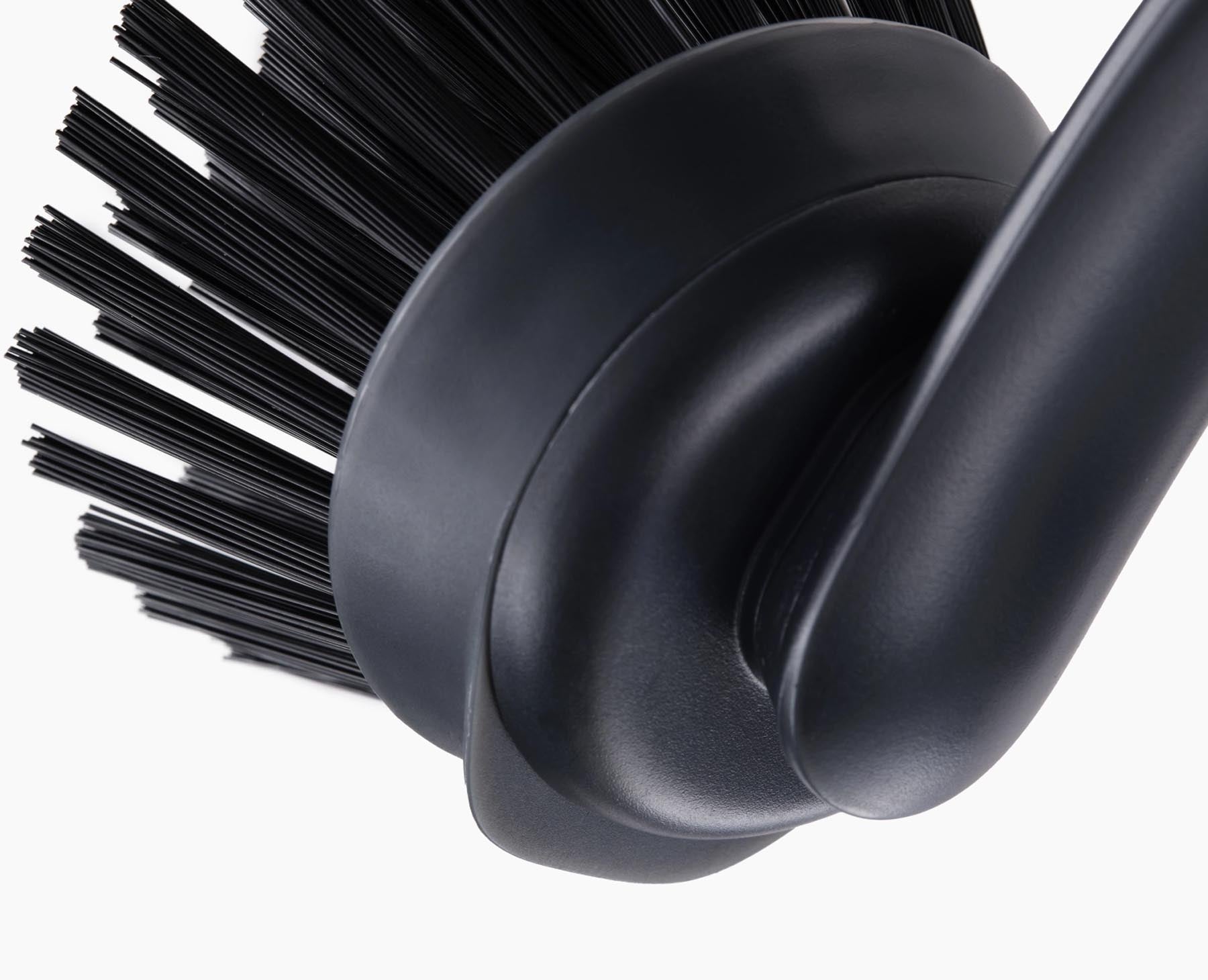 Moderne Spülbürste in Graphit mit ergonomischem Design und austauschbarem Kopf, perfekt für müheloses Geschirrspülen.