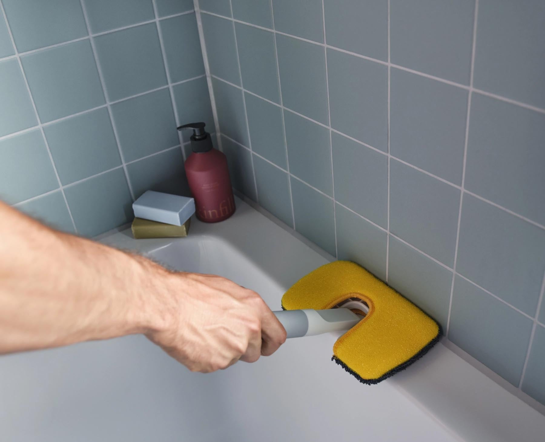 Praktischer CleanTech 2-in-1 Bodenschrubber in elegantem Grau, ideal für effiziente Reinigung von Böden, präsentiert von Joseph Joseph.