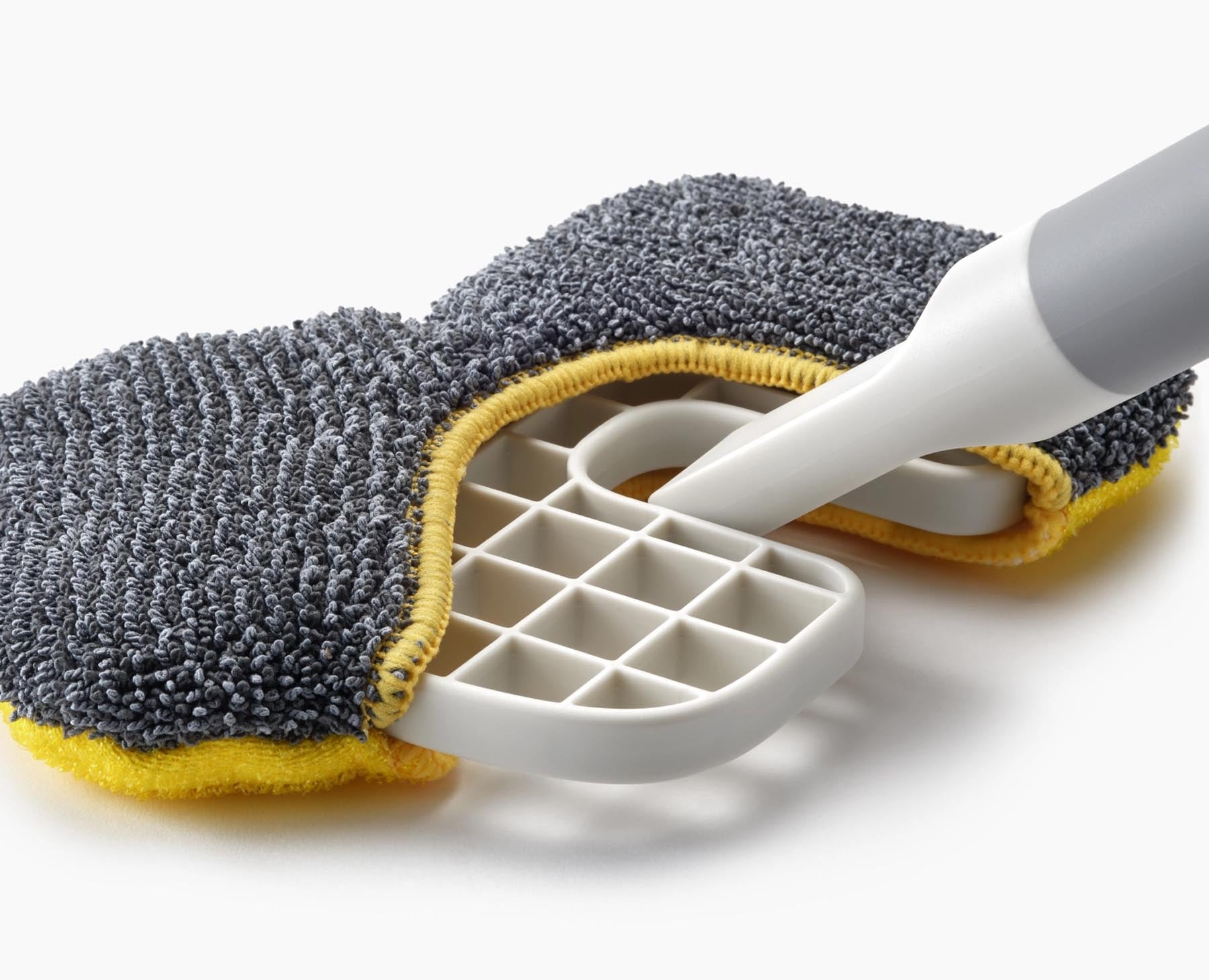 Der CleanTech 2-in-1 Bodenschrubber in elegantem Lichtstein bietet eine praktische Lösung für effizientes Reinigen und sorgt für strahlende Sauberkeit.