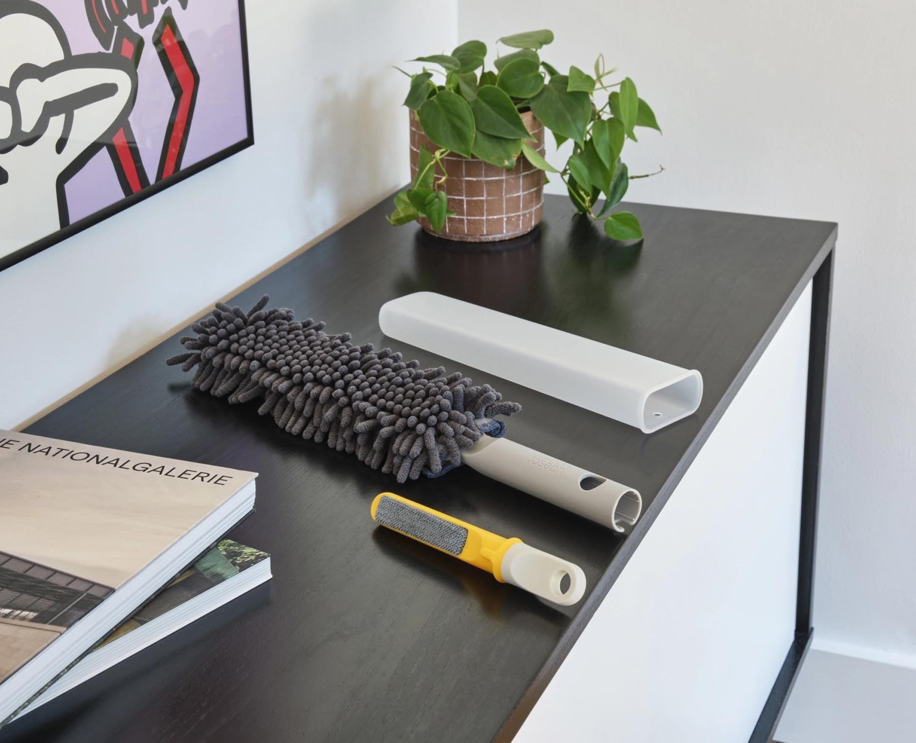 Eleganter CleanTech Staubwedel in light stone, ideal für effektives Staubwischen. Mit praktischer Hülle für platzsparende Aufbewahrung.