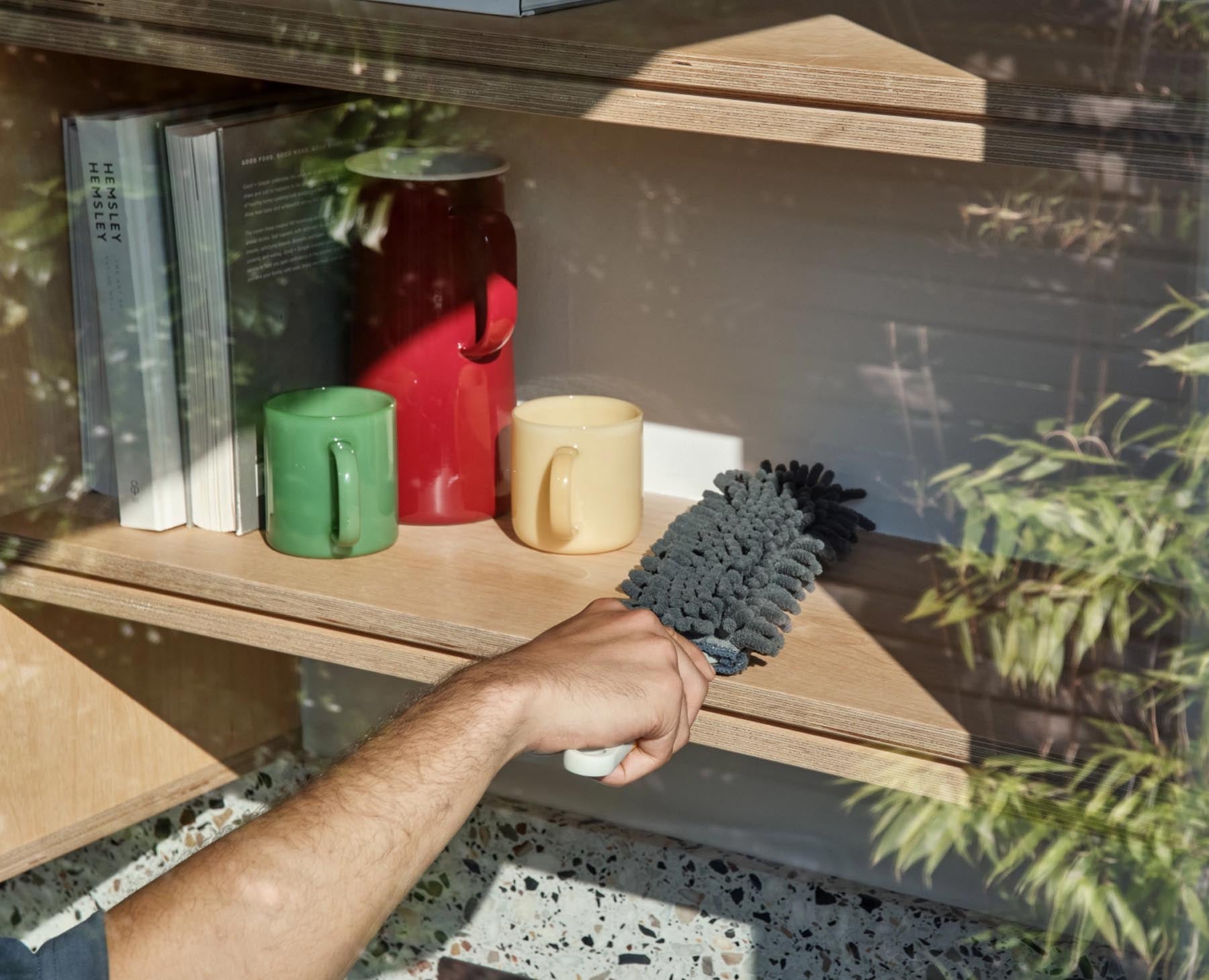 Praktischer CleanTech Staubwedel in light stone, perfekt für müheloses Staubwischen. Inklusive Hülle für einfache und platzsparende Lagerung.