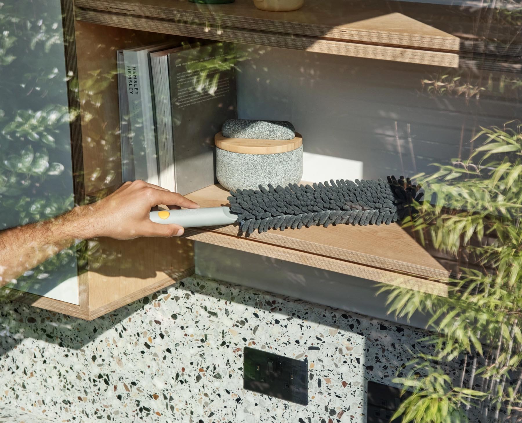 Eleganter CleanTech Staubwedel in light stone, ideal für effektives Staubwischen. Mit schützender Hülle für kompakte Aufbewahrung.