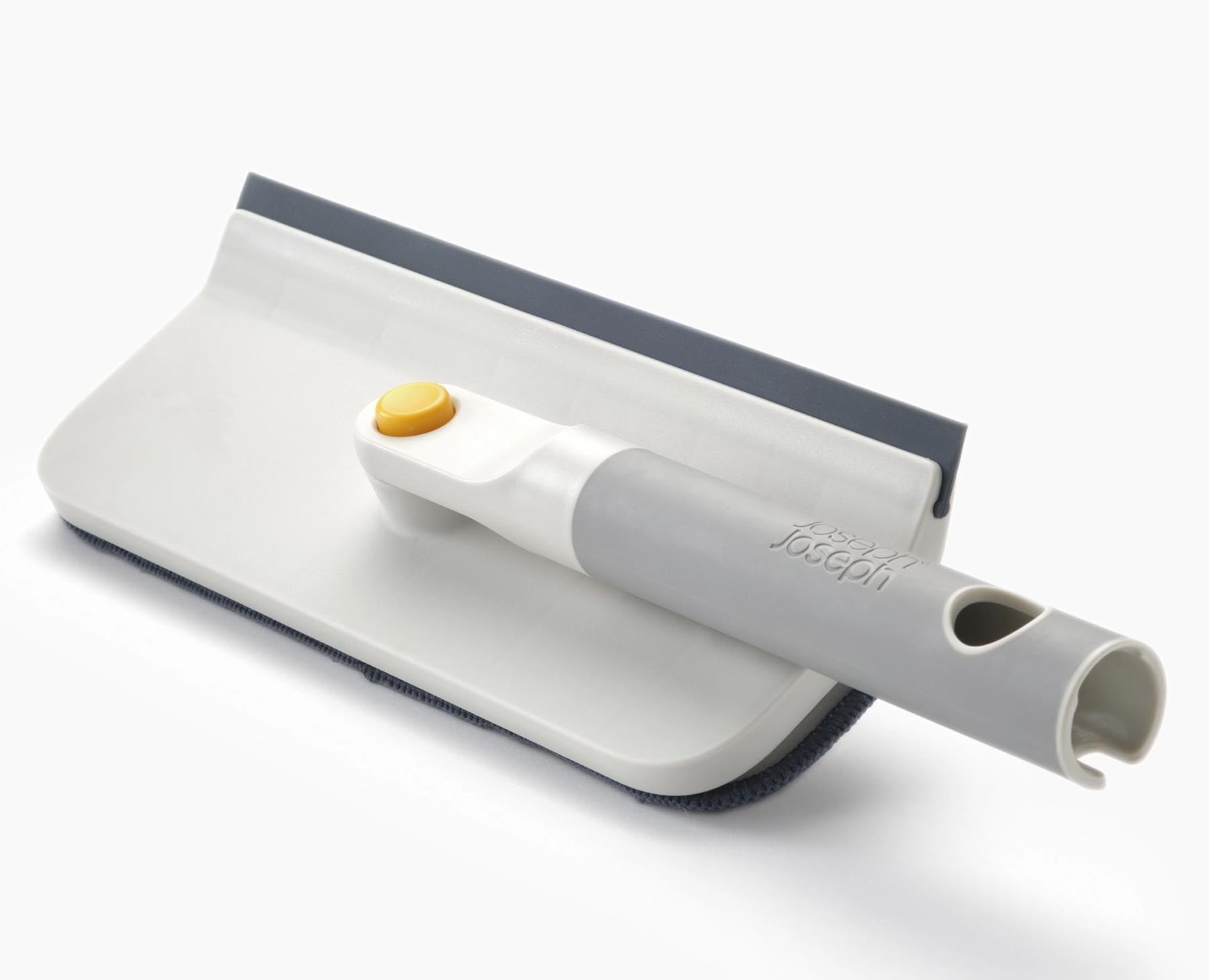 Praktischer CleanTech 2-in-1 Abzieher in elegantem Lichtstein-Grau, ideal für effiziente Reinigung und Wäschepflege von Joseph Joseph.