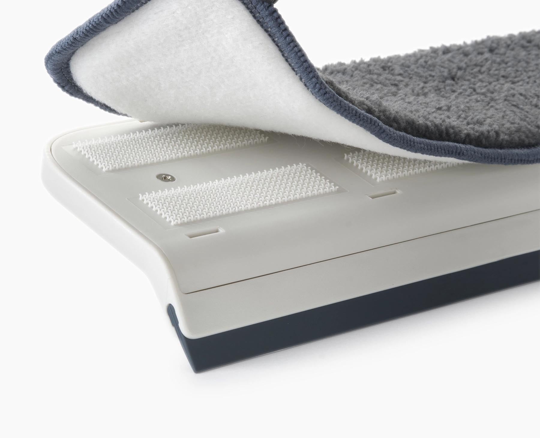 Stylischer CleanTech 2-in-1 Abzieher in sanftem Lichtstein-Grau, perfekt für müheloses Abziehen und Reinigen von Oberflächen und Textilien.
