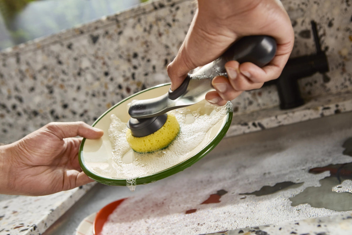 SinkTech Spülbürste mit Seifenspender und Ersatzkopf in Transparent präsentiert im Onlineshop von KAQTU Design AG. Abwasch ist von Joseph Joseph
