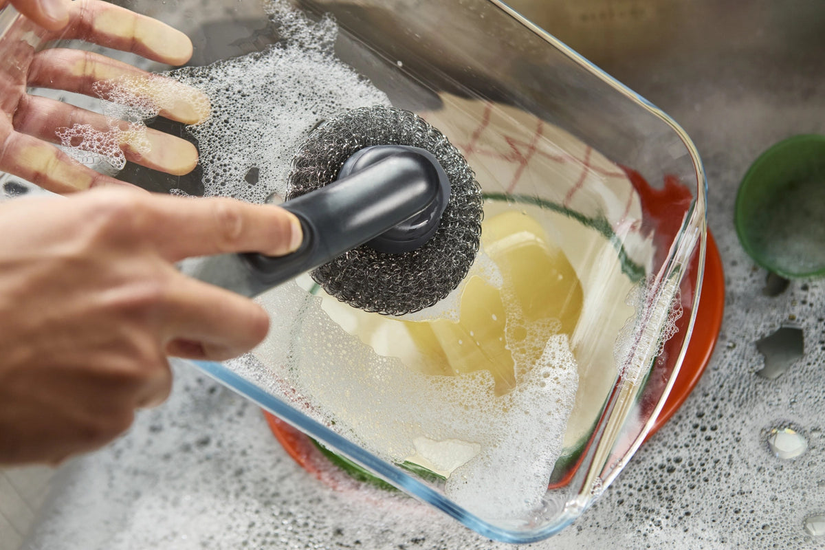 SinkTech Spülbürste mit Seifenspender und Ersatzkopf in Transparent präsentiert im Onlineshop von KAQTU Design AG. Abwasch ist von Joseph Joseph