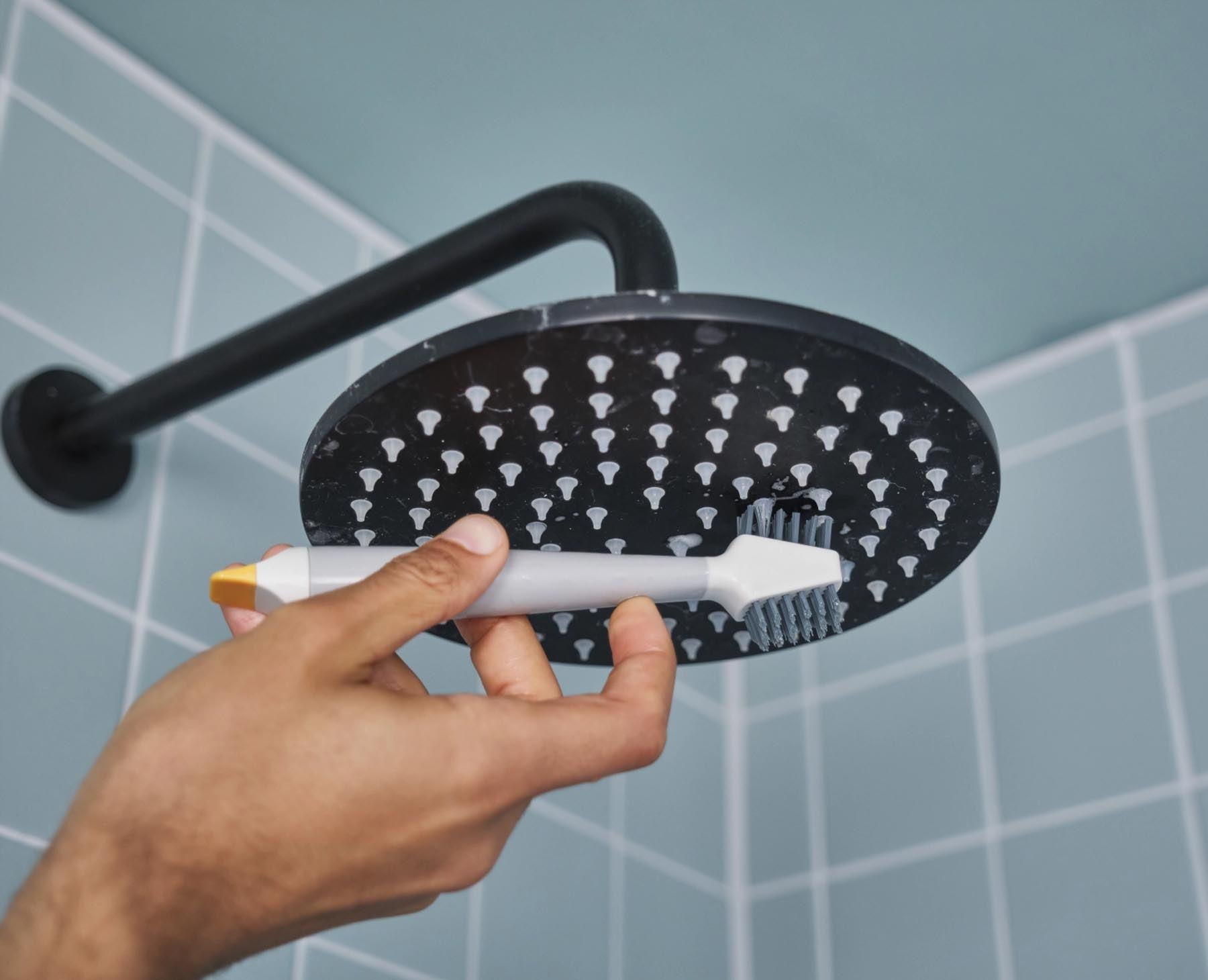 Praktische CleanTech 3-in-1 Reinigungsbürste in elegantem Lichtstein, ideal für gründliche Reinigung von Oberflächen und Geschirr.