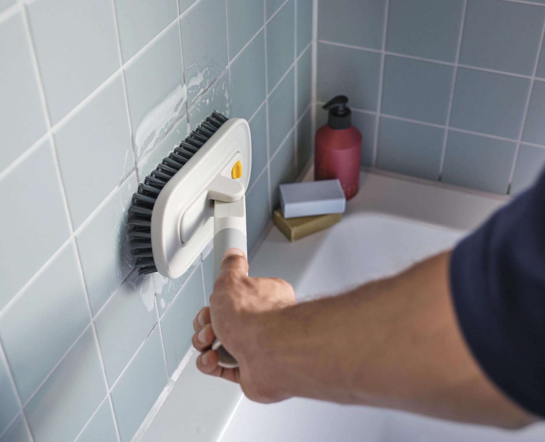 Praktischer CleanTech 2-in-1-Fliesenschrubber in elegantem Grau, ideal für gründliche Reinigung von Fliesen und Oberflächen.