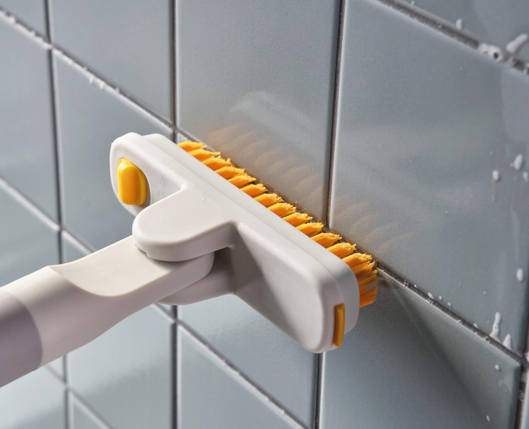 Praktischer Fliesenschrubber in elegantem Lichtstein-Finish, ideal für die gründliche Reinigung von Fliesen und glatten Oberflächen.