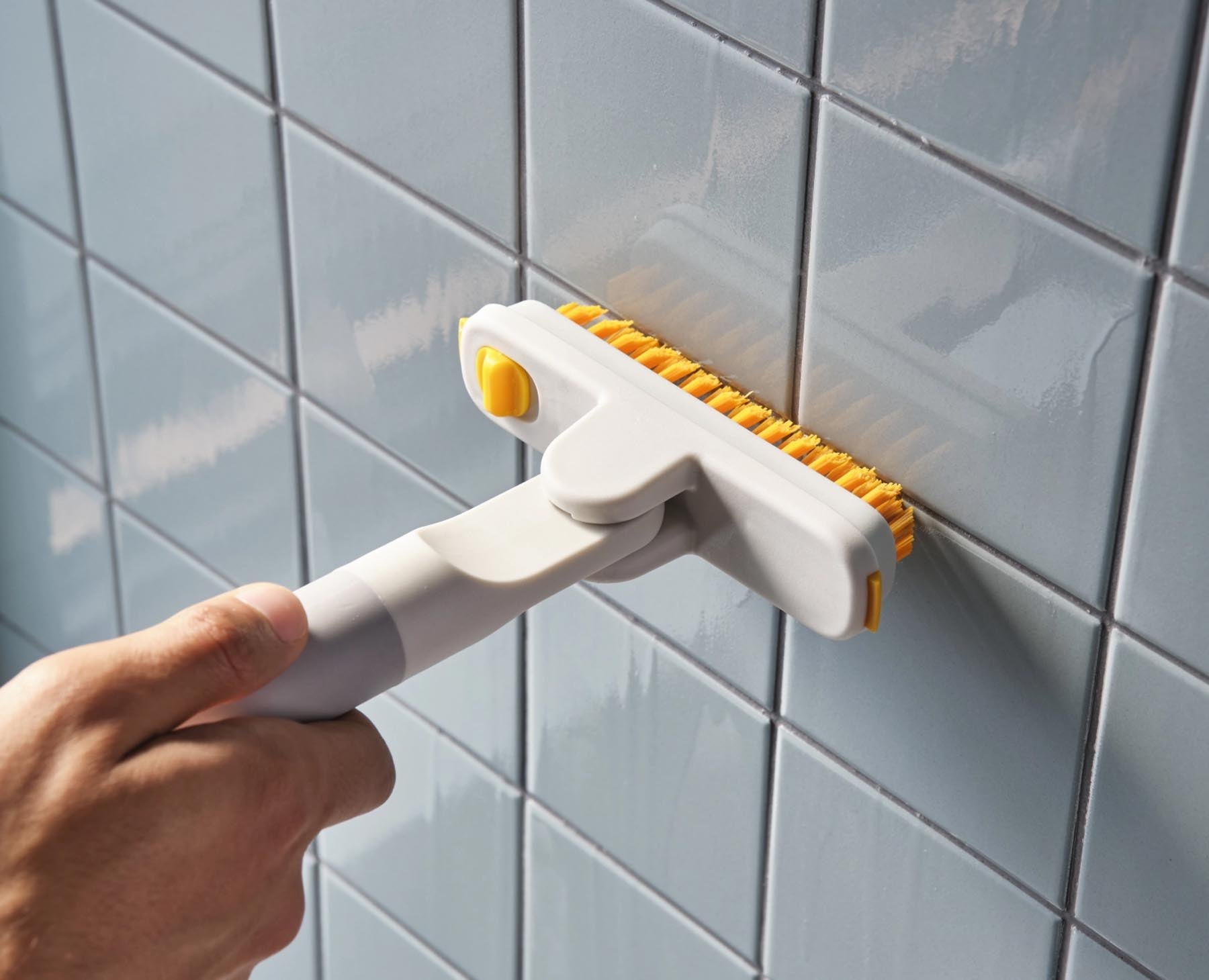Vielseitiger 2-in-1-Fliesenschrubber in modernem Lichtstein-Design, perfekt für effektive Reinigung von Fliesen und glatten Flächen.