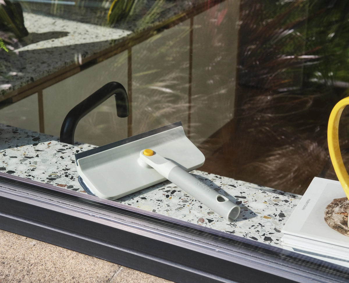 CleanTech Reinigungsset komplett light stone in Grau präsentiert im Onlineshop von KAQTU Design AG. Reinigung & Wäsche ist von Joseph Joseph
