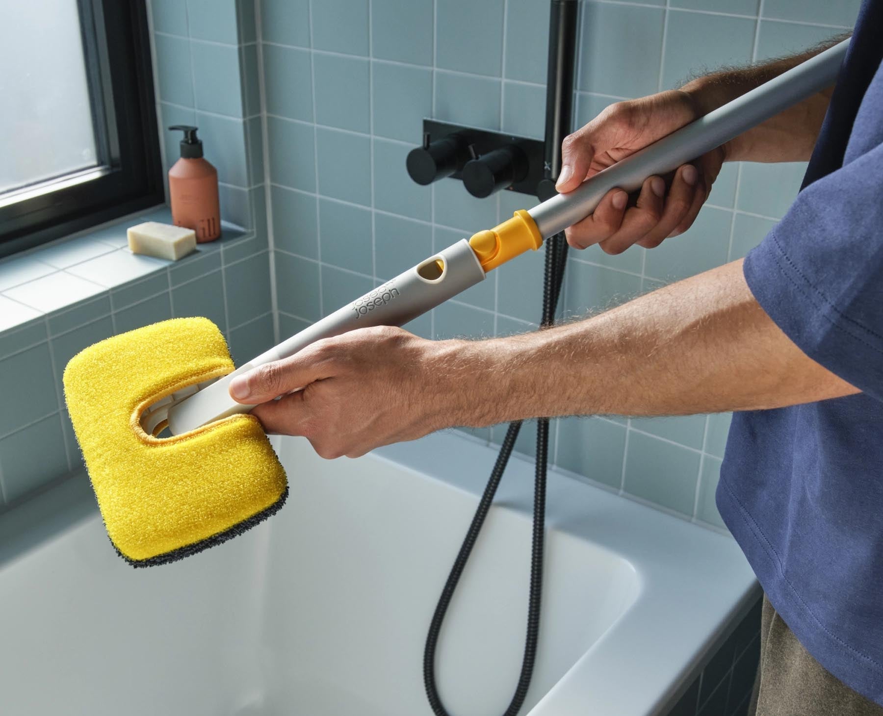Praktischer CleanTech Teleskoparm in light stone von Joseph Joseph, ideal für effiziente Reinigung und Wäschepflege. Kompakt und stilvoll.
