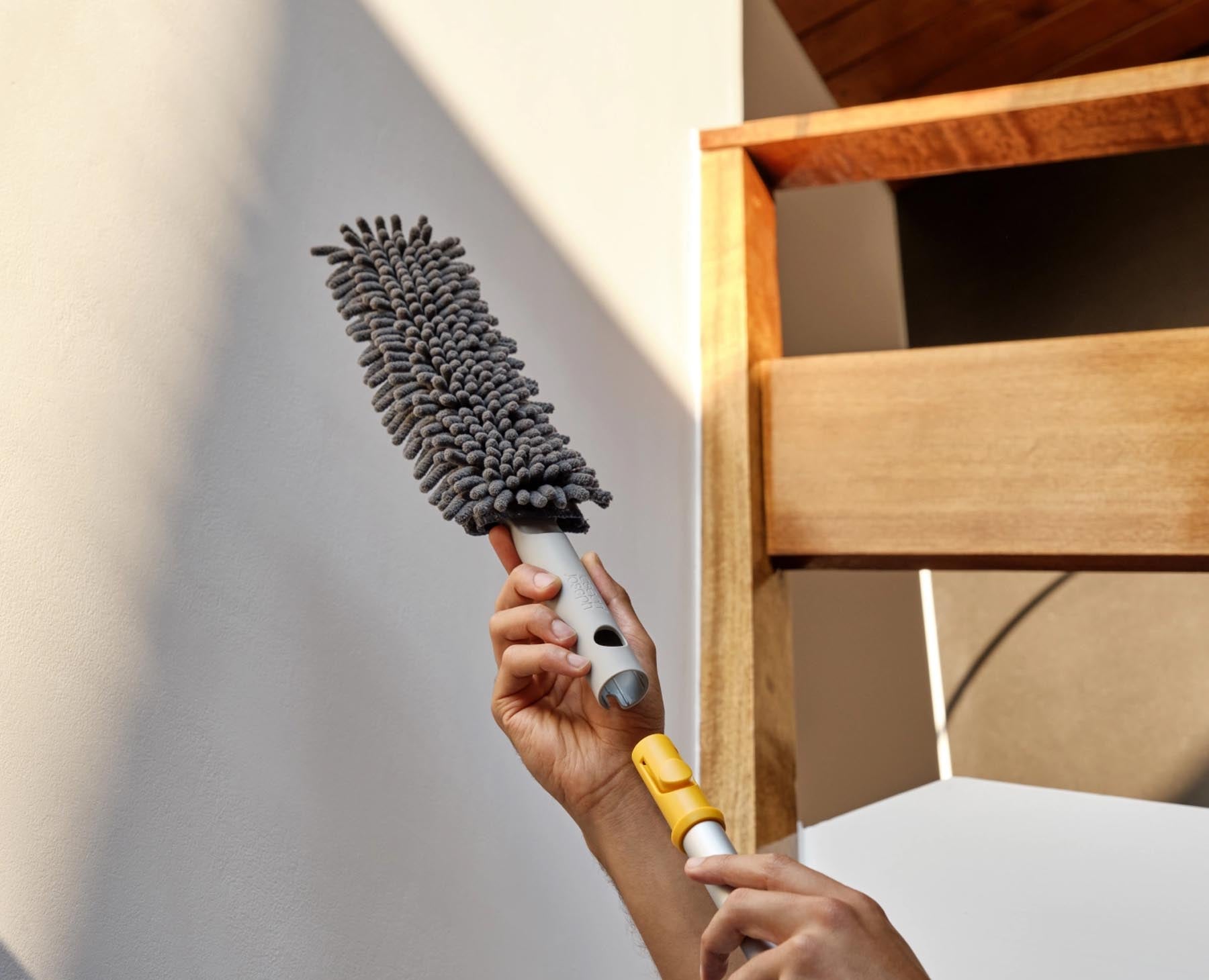 Praktischer CleanTech Teleskoparm in light stone von Joseph Joseph, ideal für effizientes Reinigen und Wäscheorganisation. Stilvoll und vielseitig.