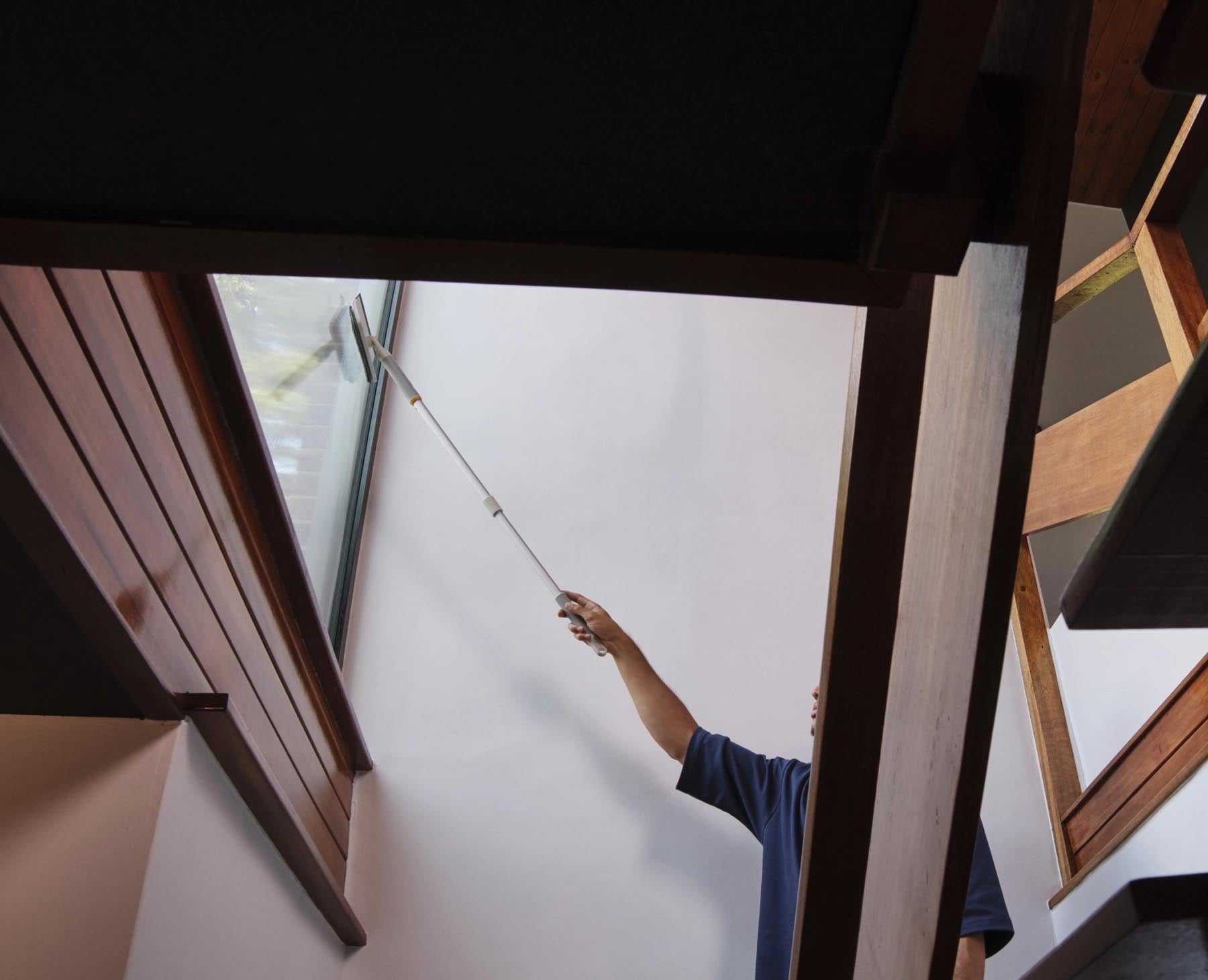 Eleganter CleanTech Teleskoparm in light stone von Joseph Joseph, perfekt für müheloses Reinigen und Wäschemanagement. Funktional und modern.