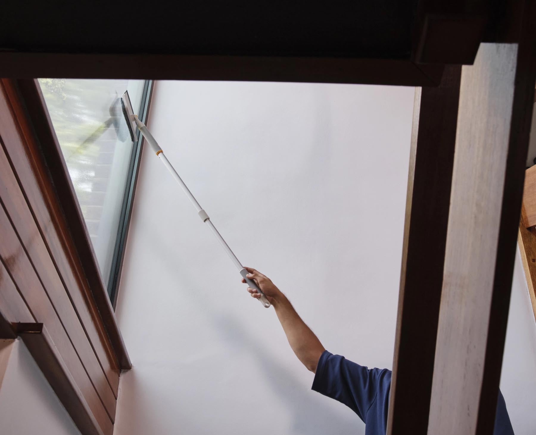 Praktischer CleanTech Teleskoparm in hellem Stein von Joseph Joseph, ideal für effizientes Reinigen und Wäscheorganisation. Stilvoll und vielseitig.