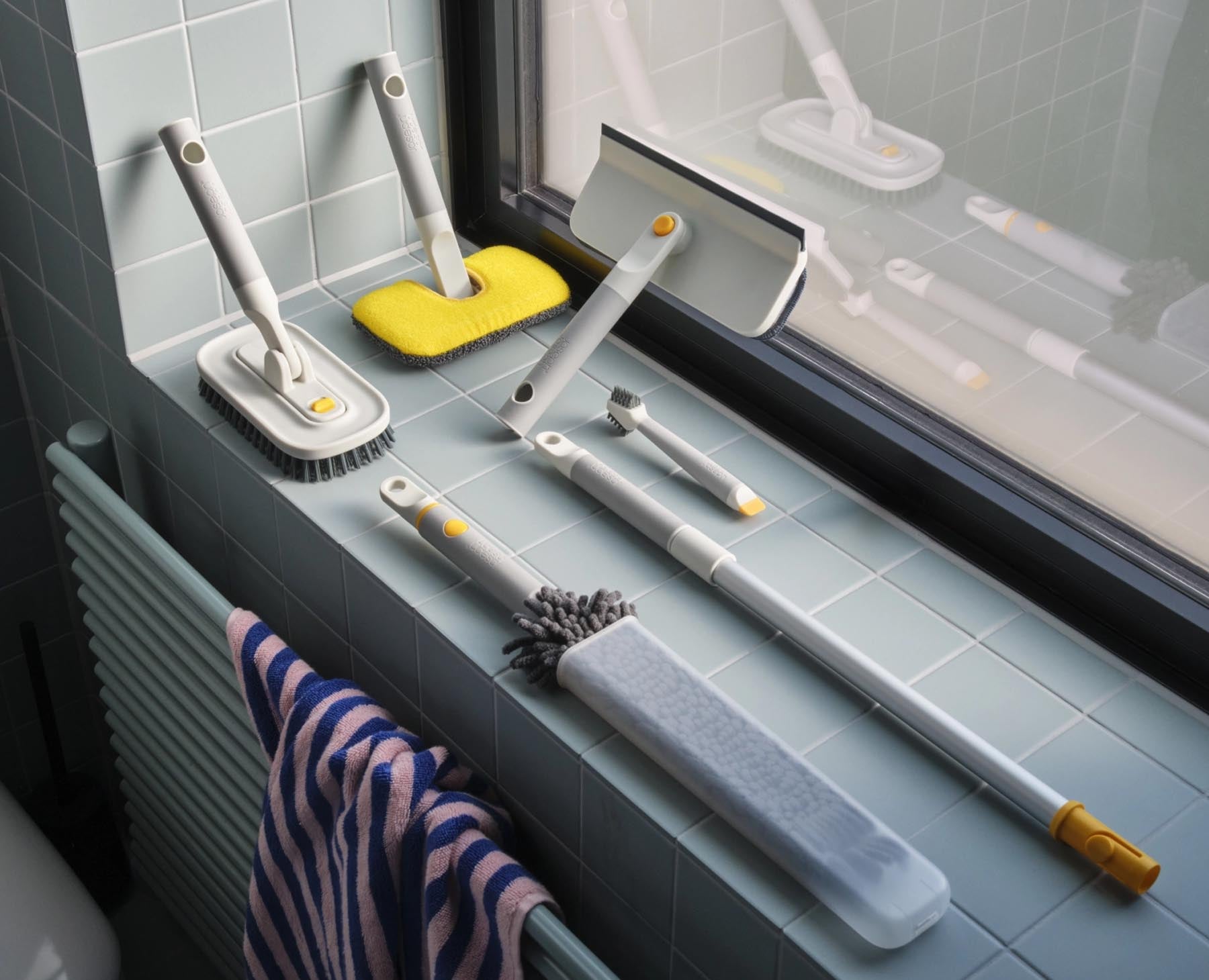 Eleganter CleanTech Teleskoparm in light stone von Joseph Joseph, perfekt für müheloses Reinigen und Wäschemanagement. Funktional und modern.