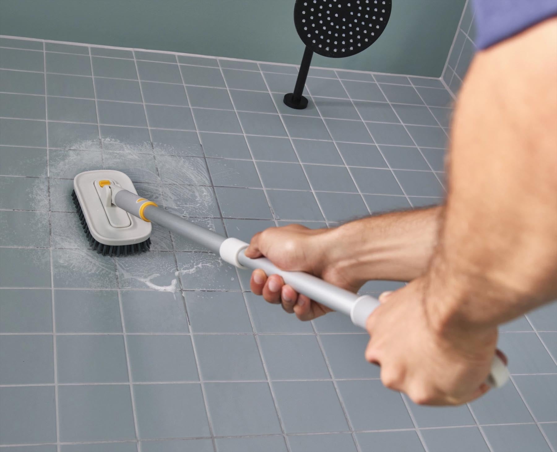Eleganter CleanTech Teleskoparm in light stone von Joseph Joseph, perfekt für müheloses Reinigen und stilvolle Wäscheorganisation.
