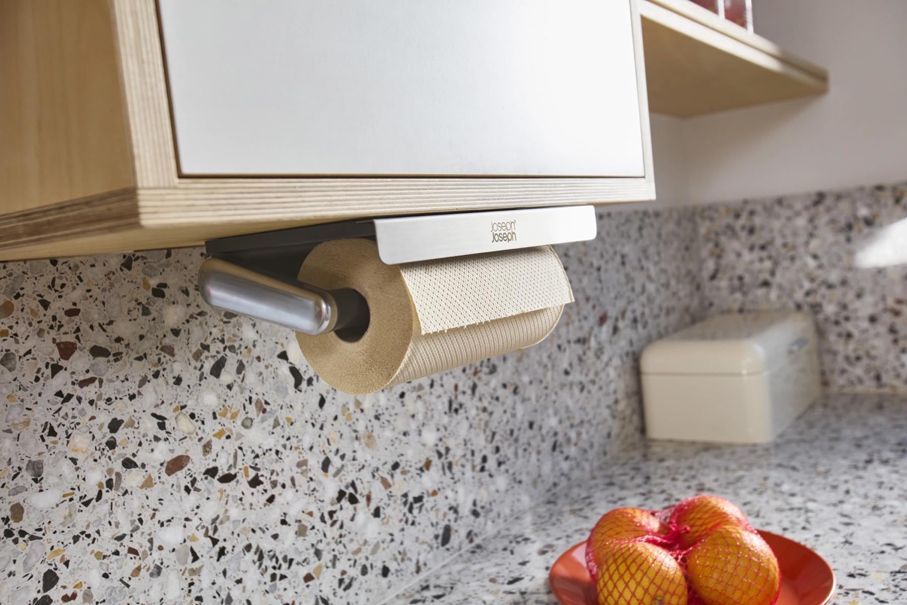 Stylischer RollGrip Küchenrollenhalter von Joseph Joseph, ausziehbar und platzsparend, perfekt für die Unterablage in jeder modernen Küche.