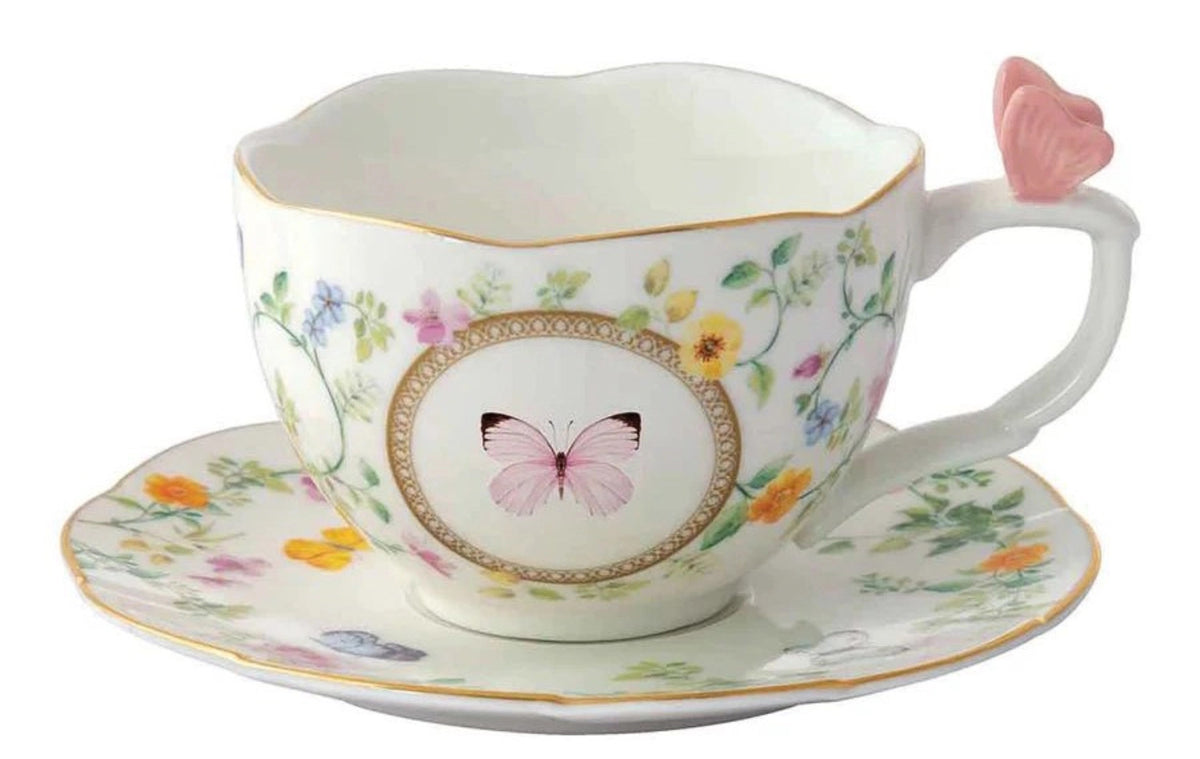 Dancing Butterflies Tasse mit Untertasse 240ml Porzellan in Mehrfarbig präsentiert im Onlineshop von KAQTU Design AG. Espressotassen ist von Easy Life