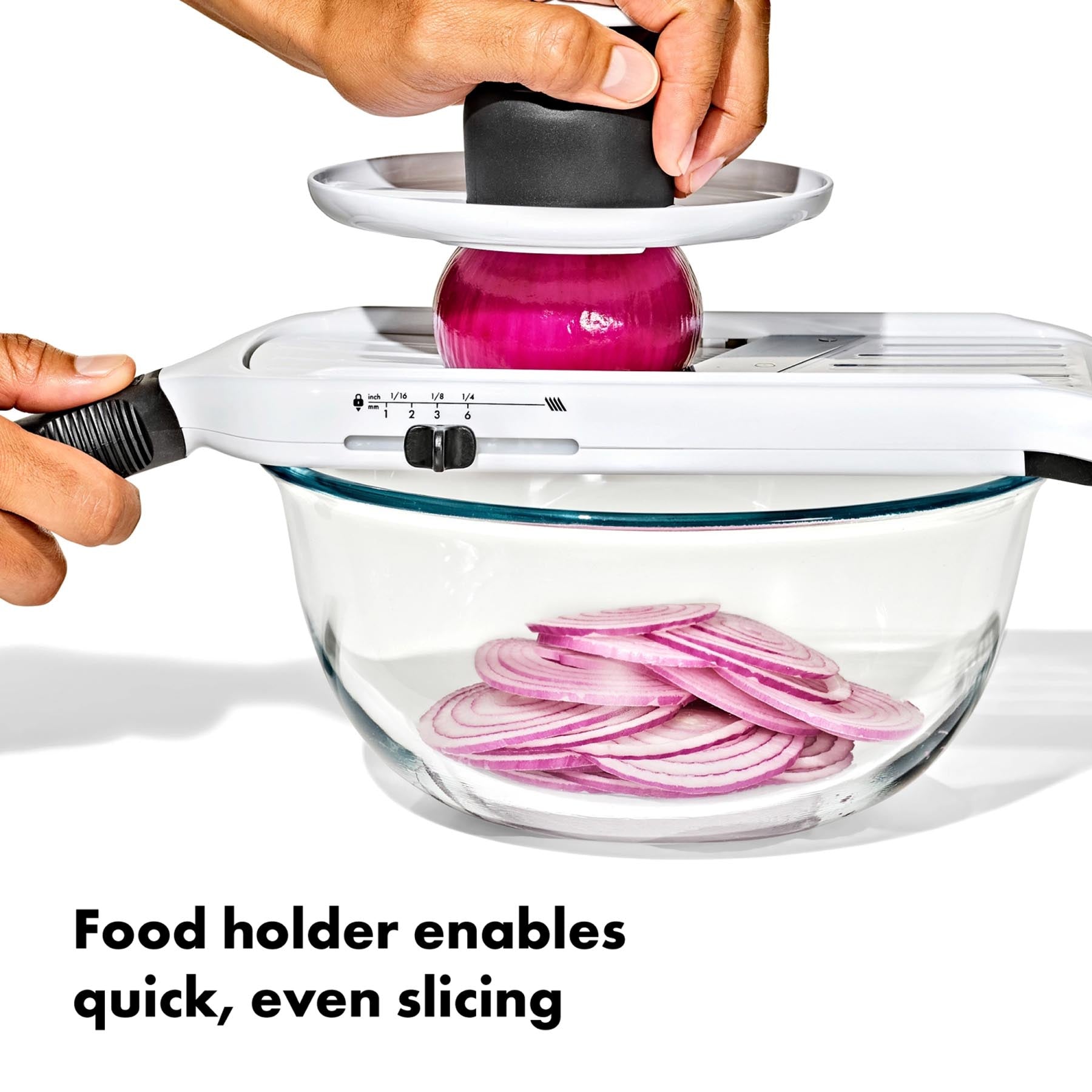 Elegante GG Mandoline von OXO in Silber, ideal für präzise Schneidetechniken und vielseitige Zubereitung von Obst und Gemüse.