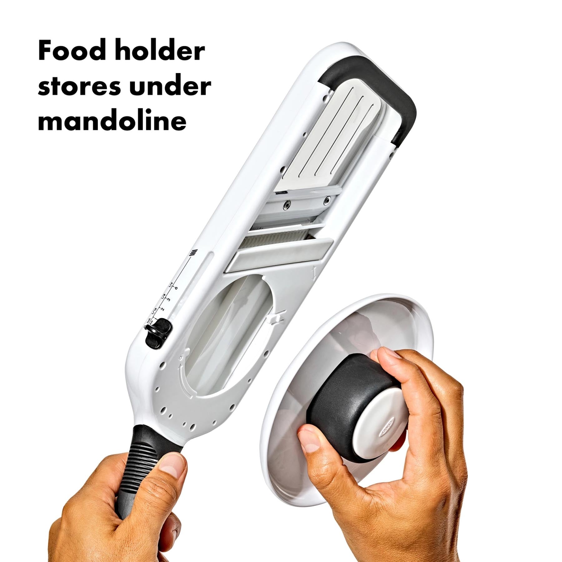 Hochwertige GG Mandoline von OXO in stilvollem Silber, perfekt für präzise Schnitte und kreative Zubereitung von frischen Zutaten.