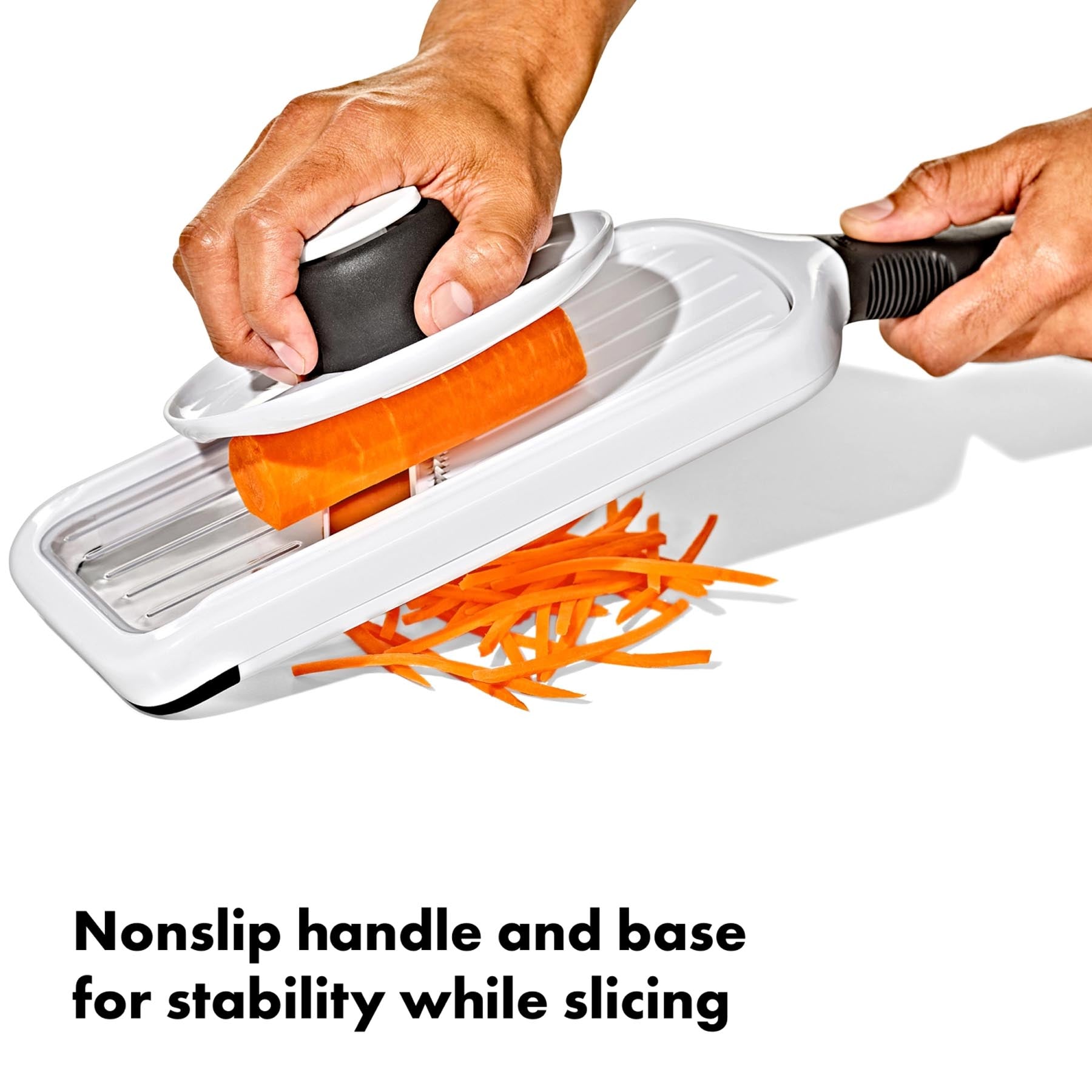 Elegante OXO GG Mandoline in Silber, ideal für gleichmäßige Scheiben und vielseitige Kücheneinsätze, um frische Zutaten mühelos zu verarbeiten.