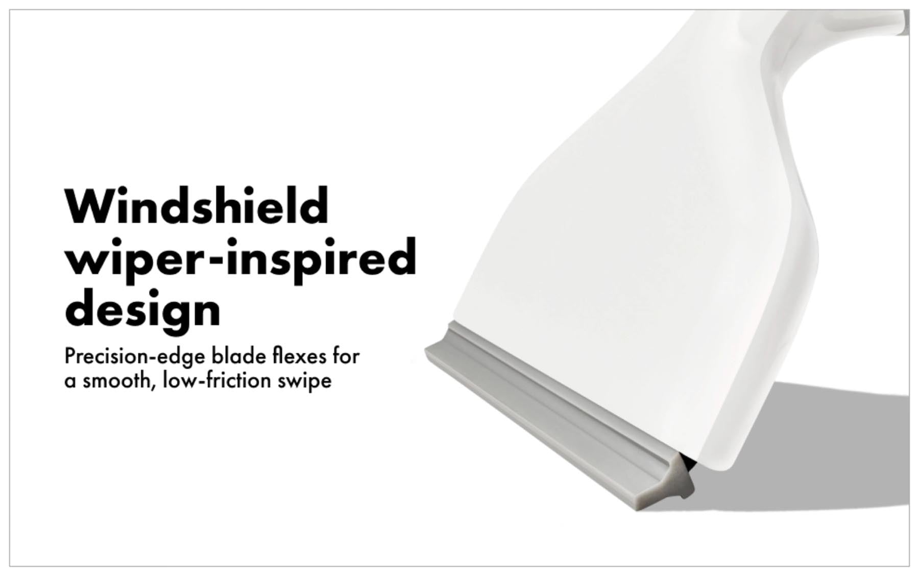Aluminium GG Abzieher mit Haken in Silber, ideal für die Reinigung von Duschflächen, präsentiert von OXO für ein streifenfreies Ergebnis.