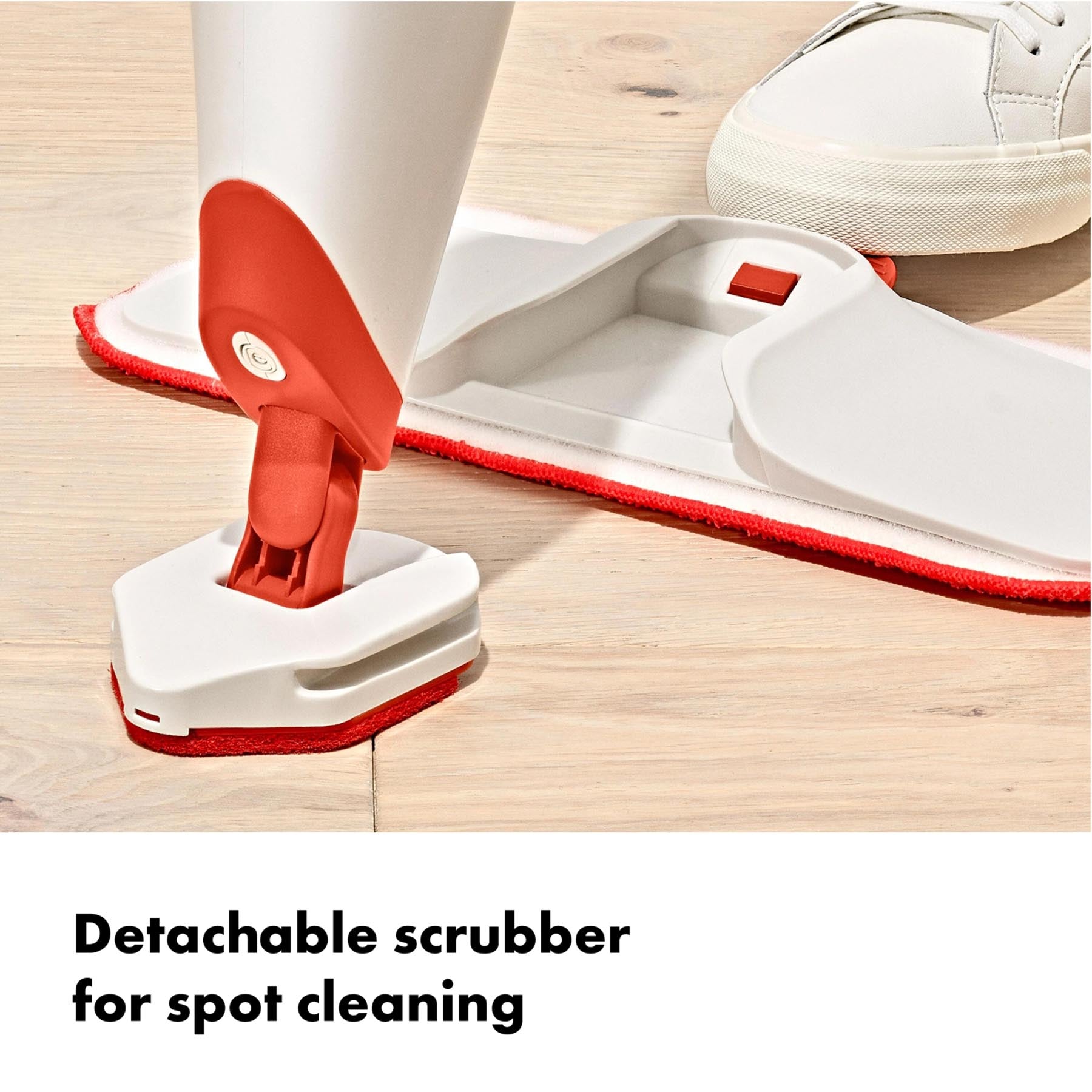 Praktischer GG Sprühmopp von OXO, ideal für gründliche Reinigung aller Bodenarten, ausgestattet mit einem benutzerfreundlichen Sprühmechanismus.