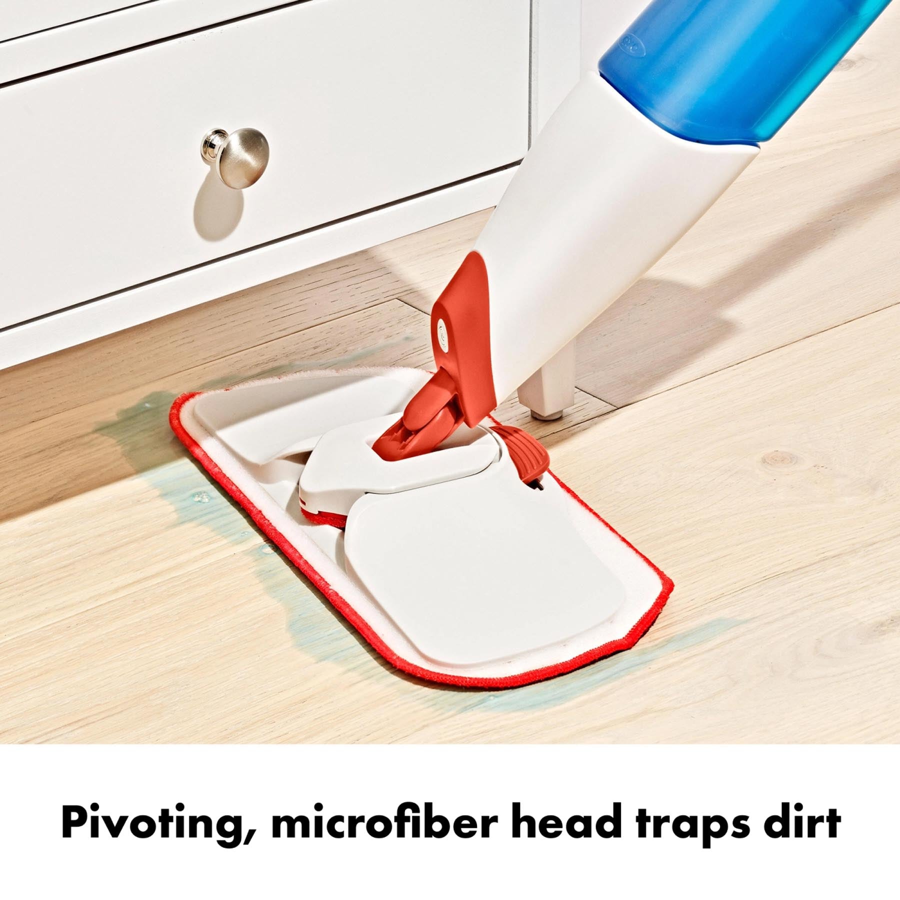 Effizienter GG Sprühmopp von OXO, perfekt für die mühelose Reinigung von Hartböden, mit innovativem Sprühmechanismus für optimale Ergebnisse.