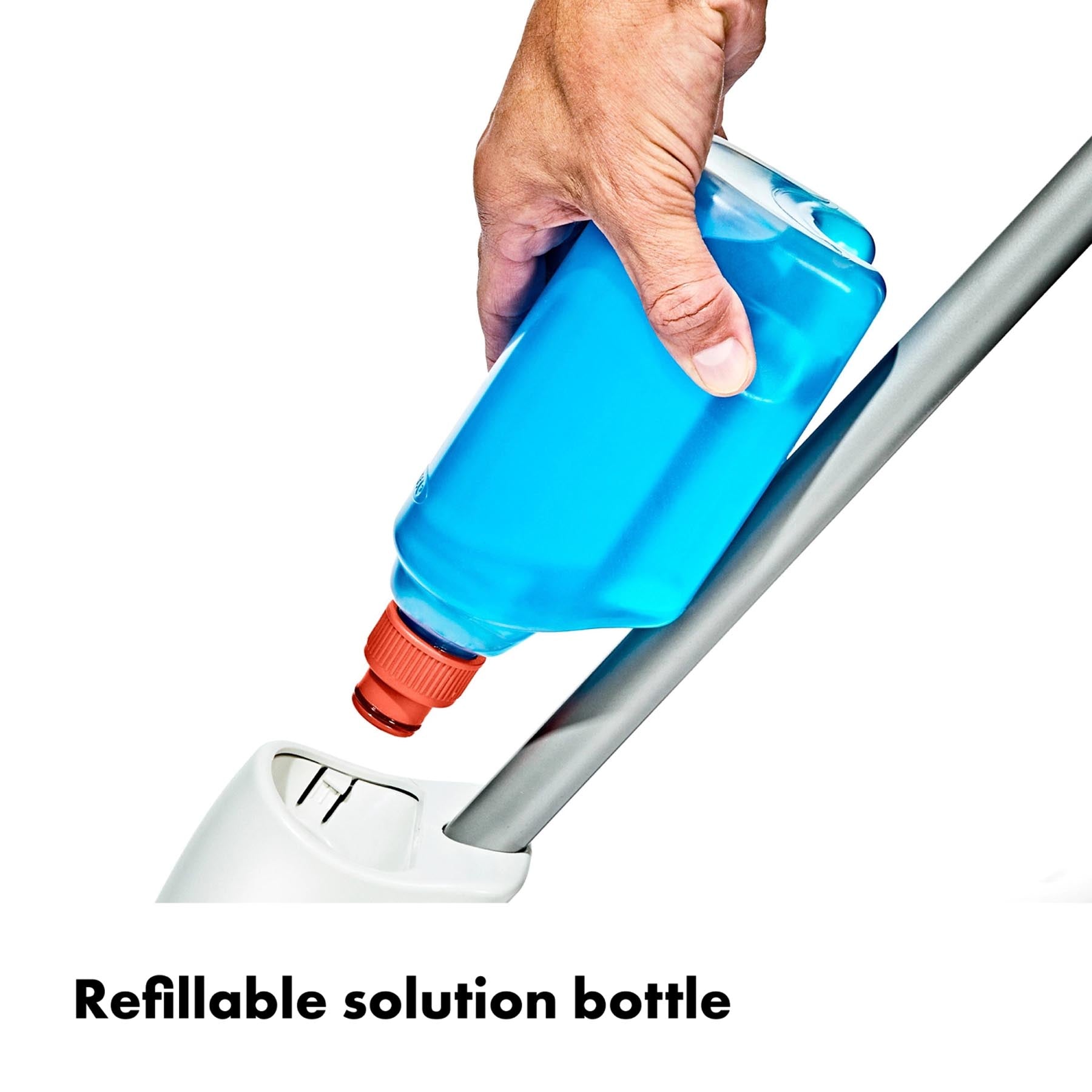 Praktischer GG Sprühmopp von OXO, ideal für die schnelle und gründliche Reinigung von Fliesen und Holzfußböden, mit benutzerfreundlichem Sprühsystem.